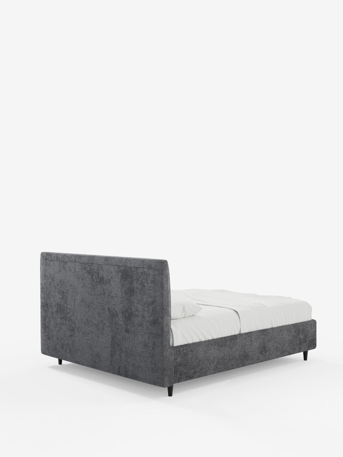 Il letto imbottito ONYX di Letti.store presenta un design moderno con una struttura bassa e rettangolare imbottita e una testiera verticale in tessuto grigio scuro certificato Oeko-Tex®. Questo letto poggia su gambe corte nere, è dotato di un pratico vano contenitore ed è abbinato a biancheria da letto bianca su uno sfondo bianco a tinta unita.