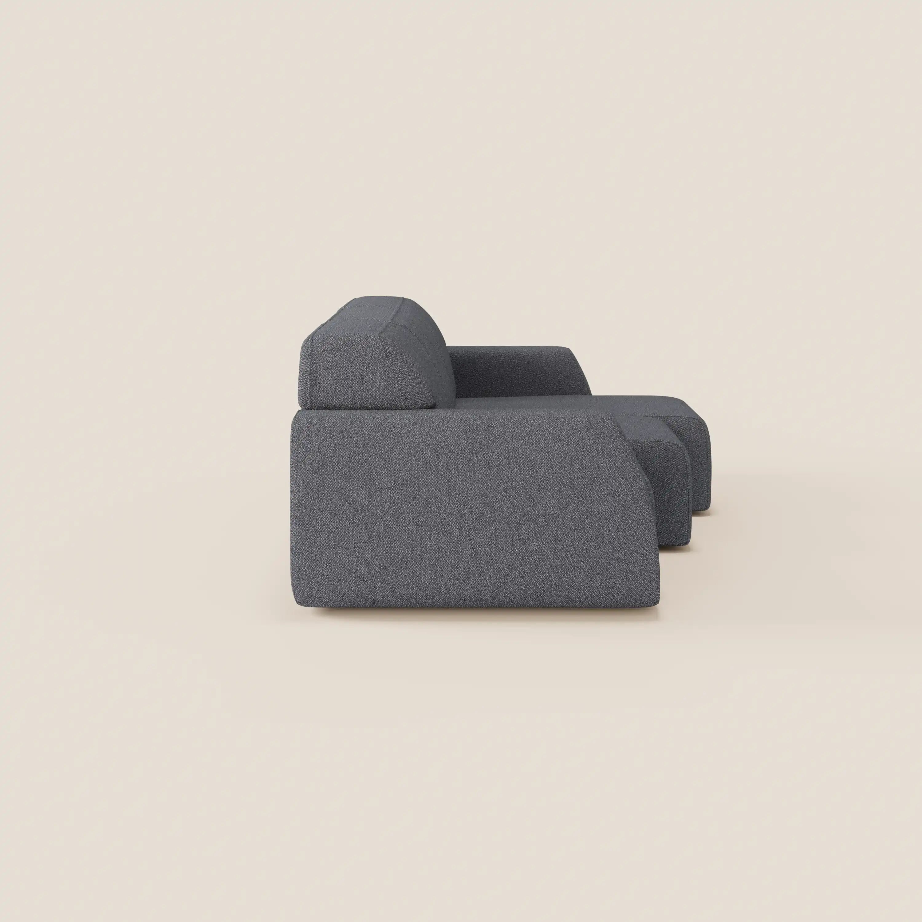 Il divano Orbit con 3 sedute scorrevoli e allungabili di Divani.Store, rivestito in tessuto di cotone antimacchia T33, presenta una silhouette moderna e minimalista con forme a blocchi e braccioli spessi che ne sottolineano il design elegante.