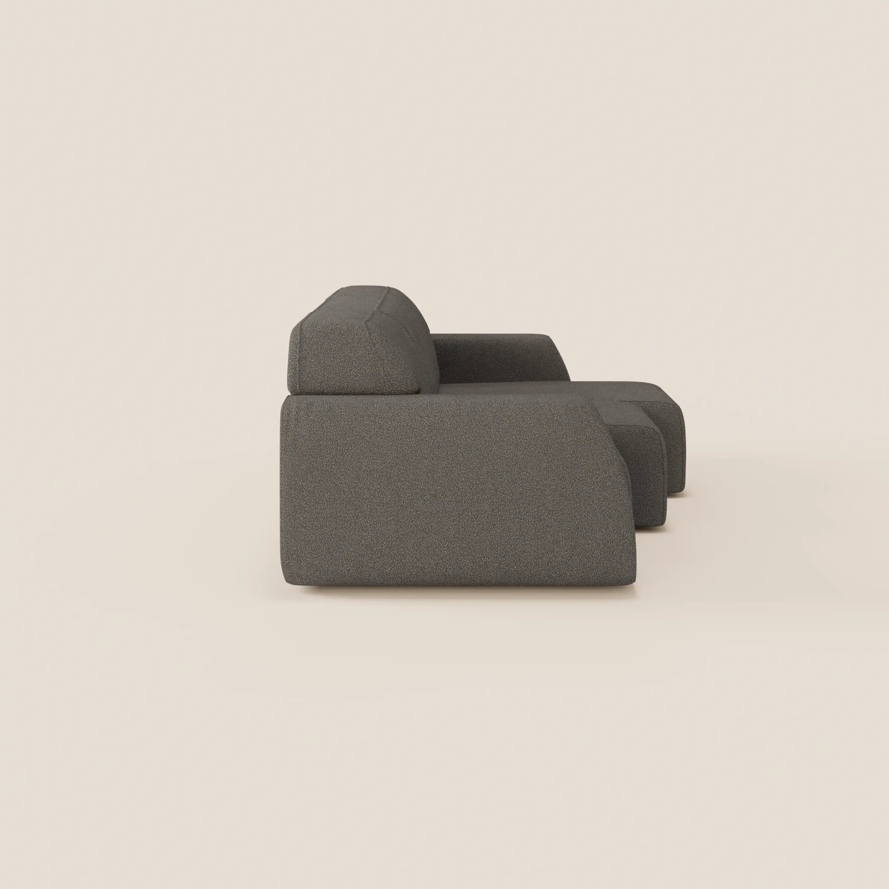 Il divano Orbit con 3 sedute scorrevoli e allungabili di Divani.Store è presentato lateralmente su uno sfondo beige chiaro, con linee pulite, un cuscino di seduta spesso, uno schienale basso e ampi braccioli in morbido tessuto effetto cotone T33.