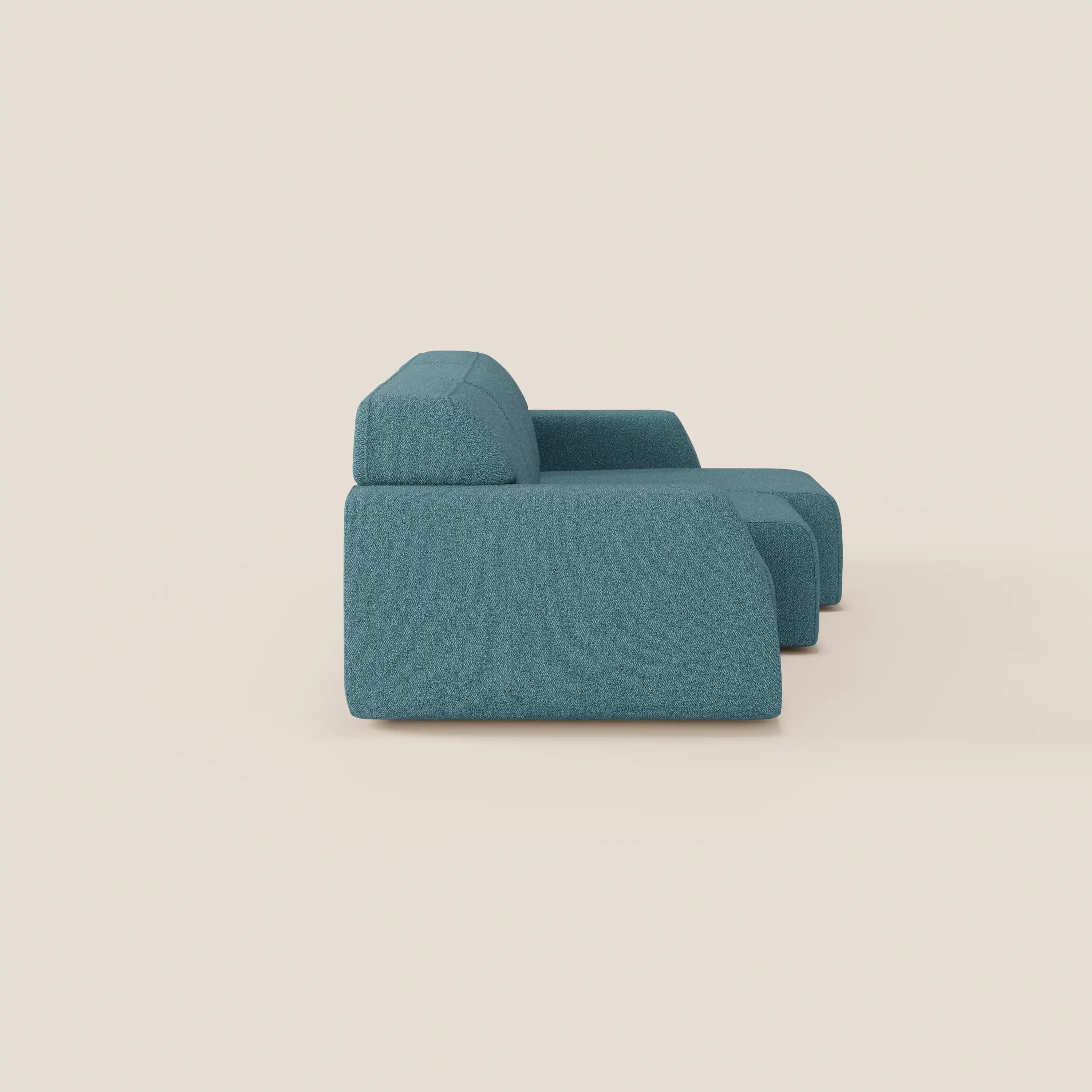 Il divano Orbit con 3 sedute scorrevoli e allungabili di Divani.Store, in tessuto effetto cotone smacchiabile T33, è presentato lateralmente su sfondo chiaro: moderno, minimalista, con sedute profonde e linee geometriche.