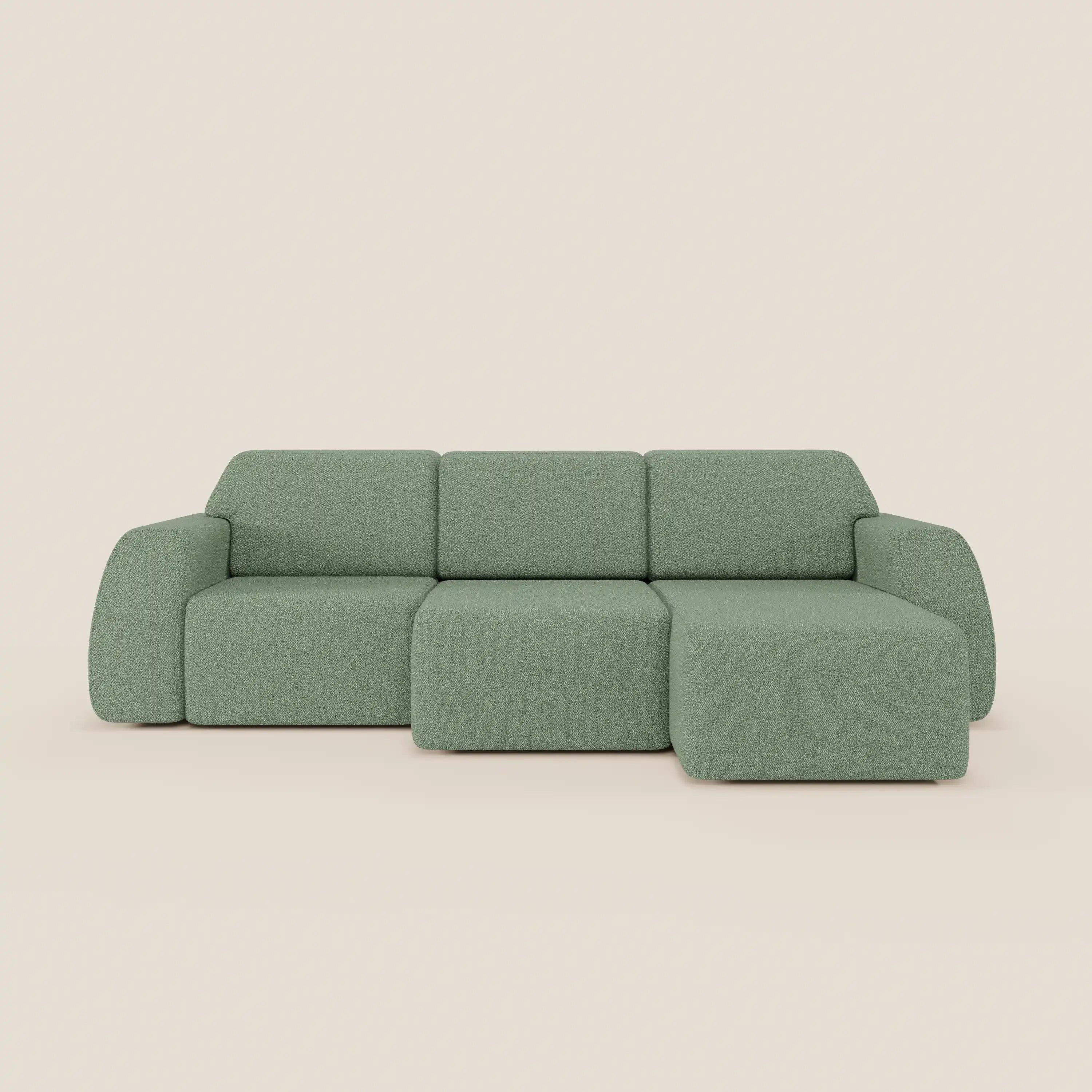 Il divano angolare Orbit con penisola reversibile di Divani.Store, in tessuto smacchiabile effetto cotone T33, ha tutte le sedute allungabili, tre cuscini schienale e braccioli curvi su sfondo beige neutro.