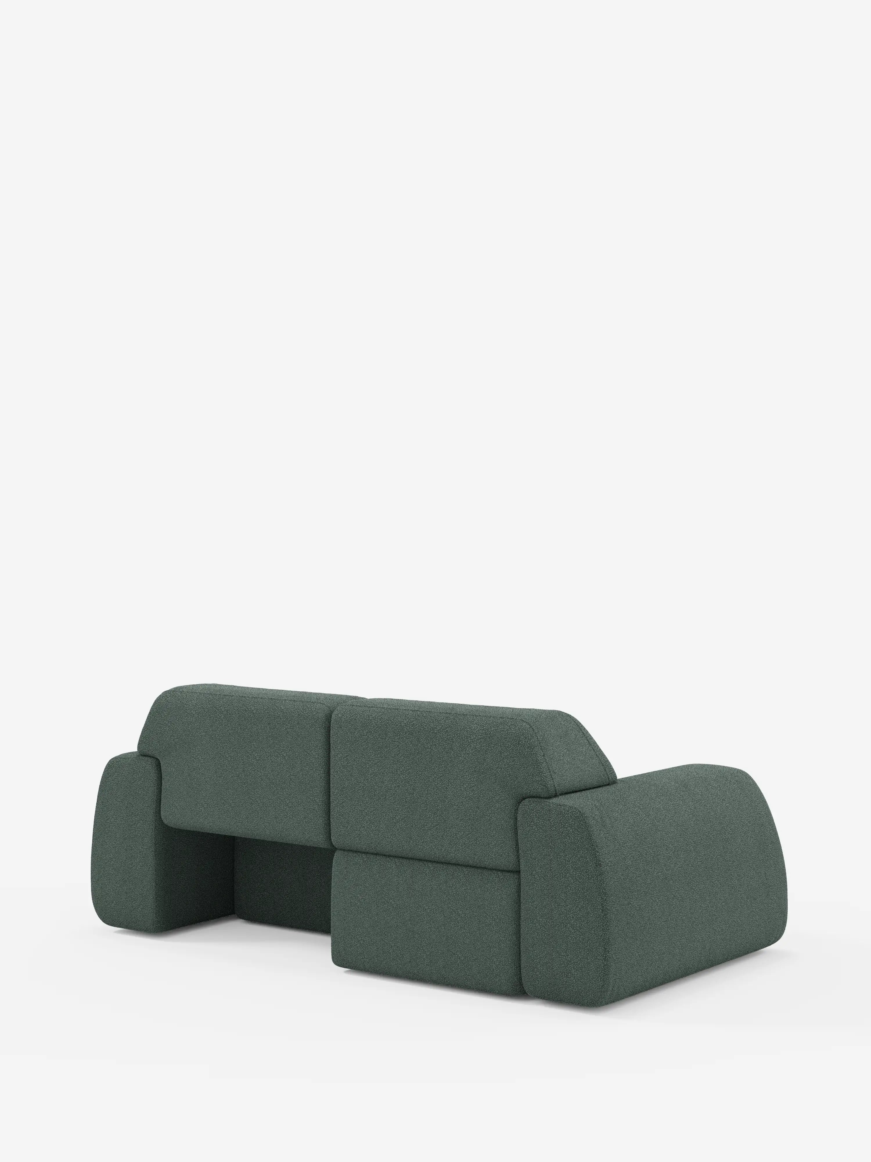 Un divano a 3 posti Orbit dal design contemporaneo e minimalista di Divani.Store, rivestito in tessuto T33 verde scuro smacchiabile effetto cotone. Il divano presenta braccioli e schienale dalla forma squadrata e sinuosa, con una silhouette slanciata e bordi morbidi. I rivestimenti completamente sfoderabili ne esaltano il design moderno, in risalto su uno sfondo bianco a tinta unita senza altri oggetti visibili.