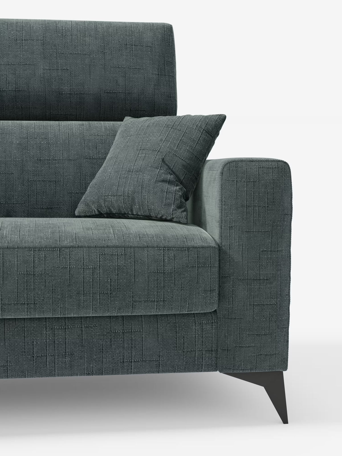 Un divano letto matrimoniale Pegaso in grigio scuro contemporaneo di Divani.Store, rivestito in tessuto jacquard T22 antimacchia con un delicato motivo a trama. È dotato di bracciolo destro, gambe nere angolate, poggiatesta regolabili e un cuscino quadrato abbinato appoggiato allo schienale. Su uno sfondo bianco, il design elegante e minimalista del divano risalta magnificamente.