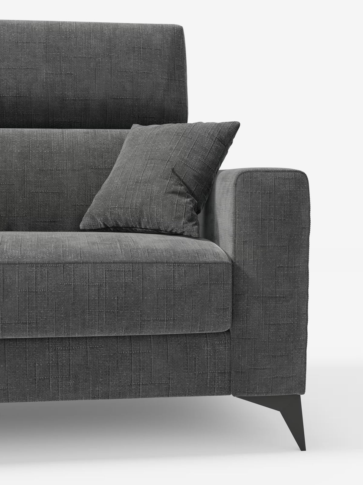 Primo piano del divano letto matrimoniale Pegaso di Divani.Store, rivestito in tessuto jacquard smacchiabile T22 grigio scuro. Questo divano dal design moderno presenta braccioli rettangolari e eleganti gambe nere affusolate, con un cuscino quadrato abbinato appoggiato allo schienale e al bracciolo. La delicata trama a griglia del tessuto è ben visibile sullo sfondo bianco. I poggiatesta reclinabili completano il design contemporaneo.