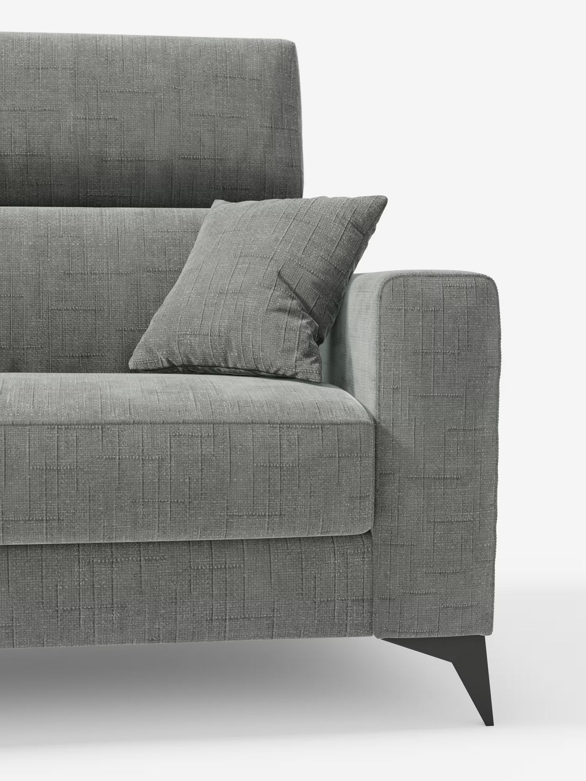 Un primo piano del divano letto matrimoniale Pegaso di Divani.Il modello, rivestito in tessuto jacquard T22 di facile pulizia, mette in risalto il moderno design grigio con un motivo a trama, caratterizzato da bracciolo destro, seduta, schienale con poggiatesta regolabili, un cuscino quadrato abbinato e gambe nere angolate su uno sfondo bianco a tinta unita.