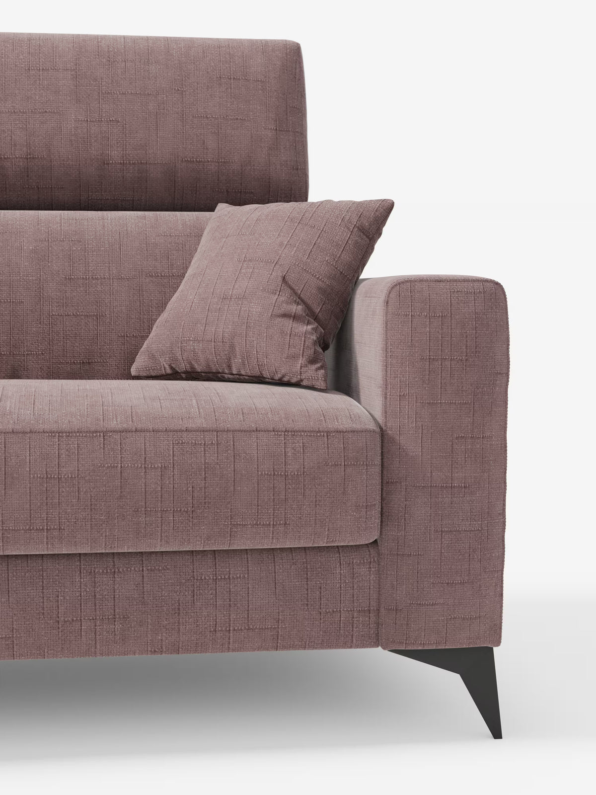 Dettaglio del divano letto matrimoniale Pegaso di Divani.Store, rivestito in tessuto jacquard testurizzato color malva, smacchiabile T22. Questo divano dal design moderno presenta gambe nere angolate, un cuscino di seduta rettangolare, ampi braccioli e un cuscino quadrato coordinato. Lo sfondo è bianco a tinta unita.