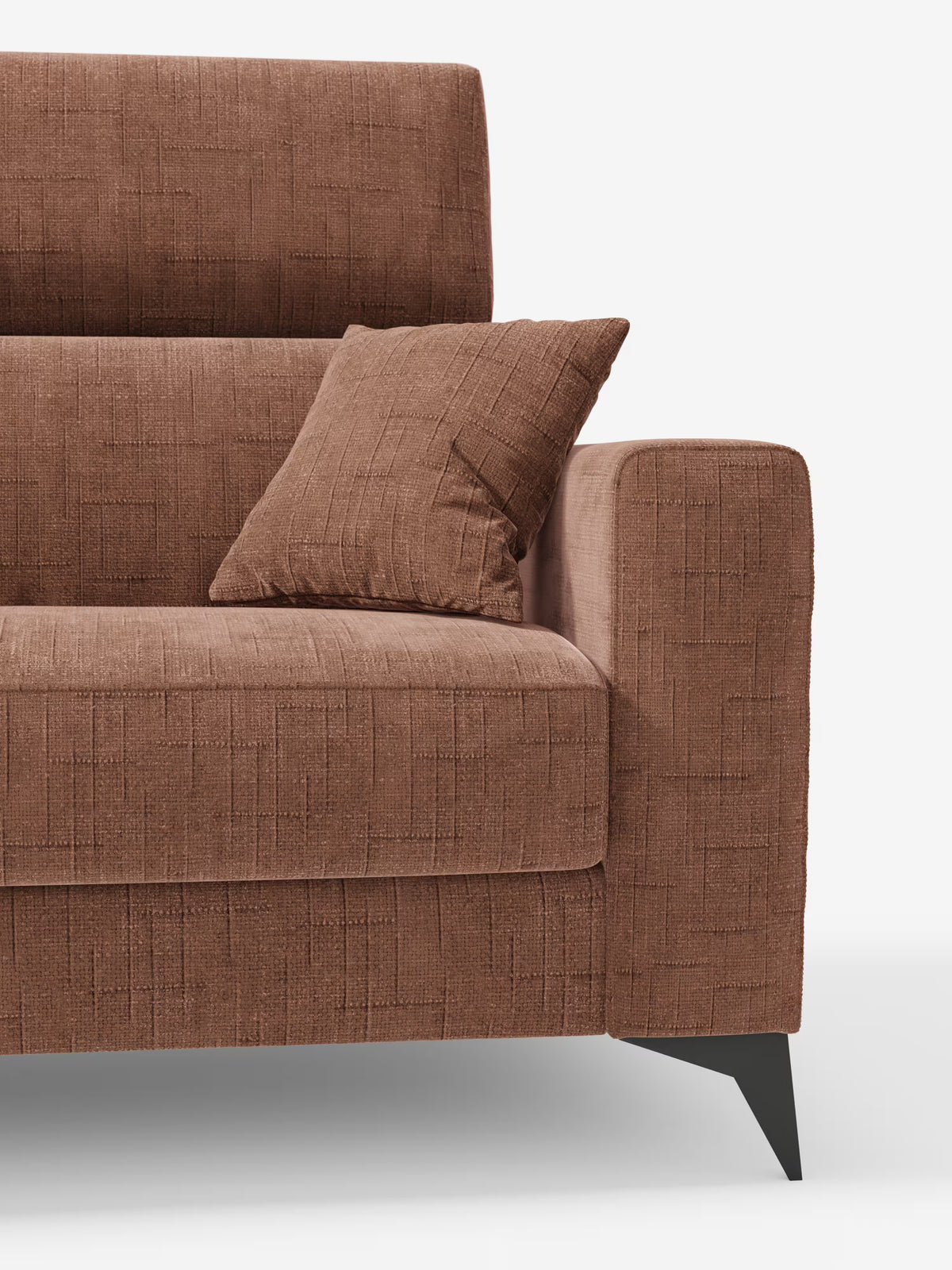 Un primo piano del “Pegaso divano letto matrimoniale con poggiatesta reclinabili” di Divani.Store, rivestito in tessuto jacquard T22 marrone antimacchia, con un cuscino in tinta, braccioli dritti e gambe angolari in metallo nero, su uno sfondo bianco a tinta unita.