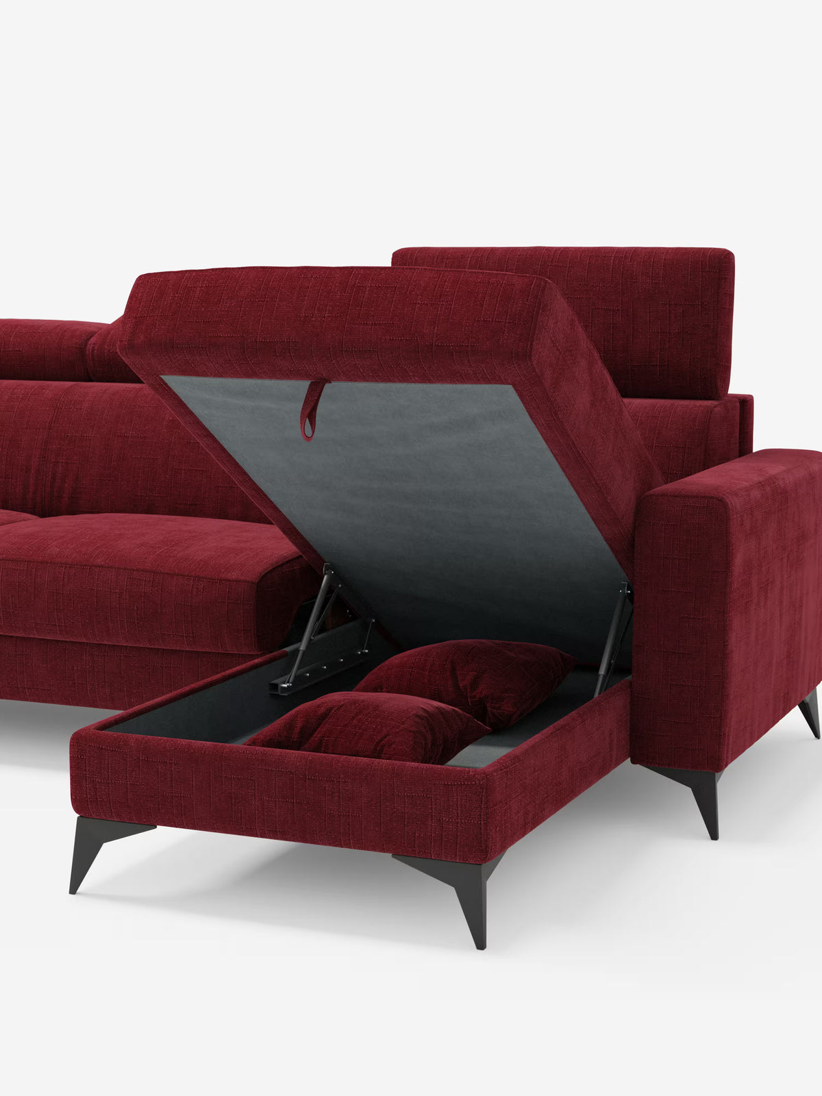 Un divano letto angolare Pegaso rosso di Divani.Store, rivestito in tessuto jacquard smacchiabile T22 e dotato di una chaise longue contenitore (penisola contenitore) con gambe angolari nere, è raffigurato aperto per mostrare uno scomparto interno che contiene due cuscini rossi abbinati. Questo moderno divano componibile è dotato di poggiatesta regolabili ed è esposto su uno sfondo bianco a tinta unita.