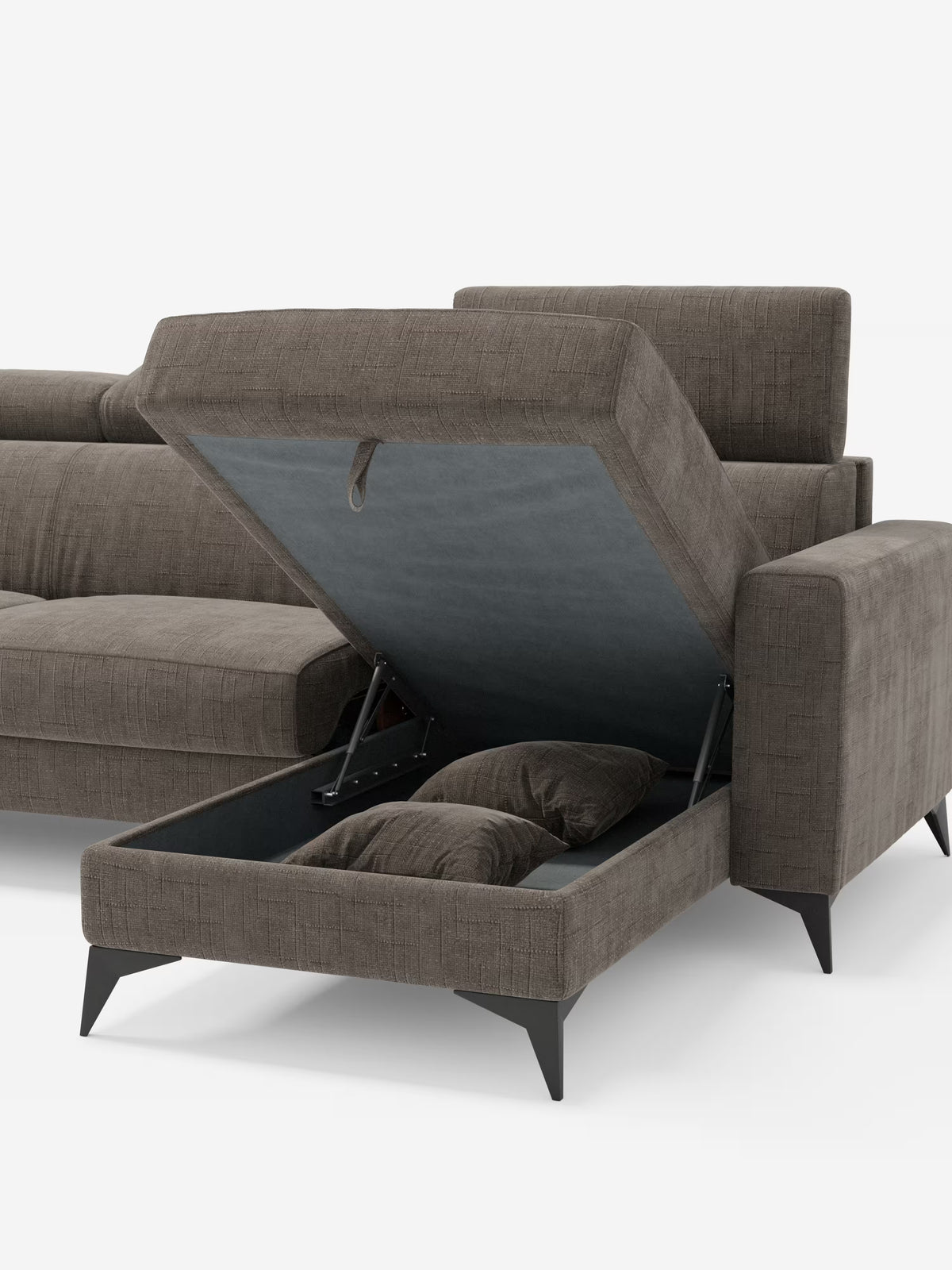 Un moderno divano ad angolo in tessuto jacquard grigio, modello Pegaso di Divani.Store, è esposto su uno sfondo bianco a tinta unita. Questo divano letto angolare è dotato di gambe in metallo, poggiatesta reclinabili e una pratica chaise longue contenitore, la cui seduta, una volta sollevata, rivela due cuscini riposti ordinatamente al suo interno.