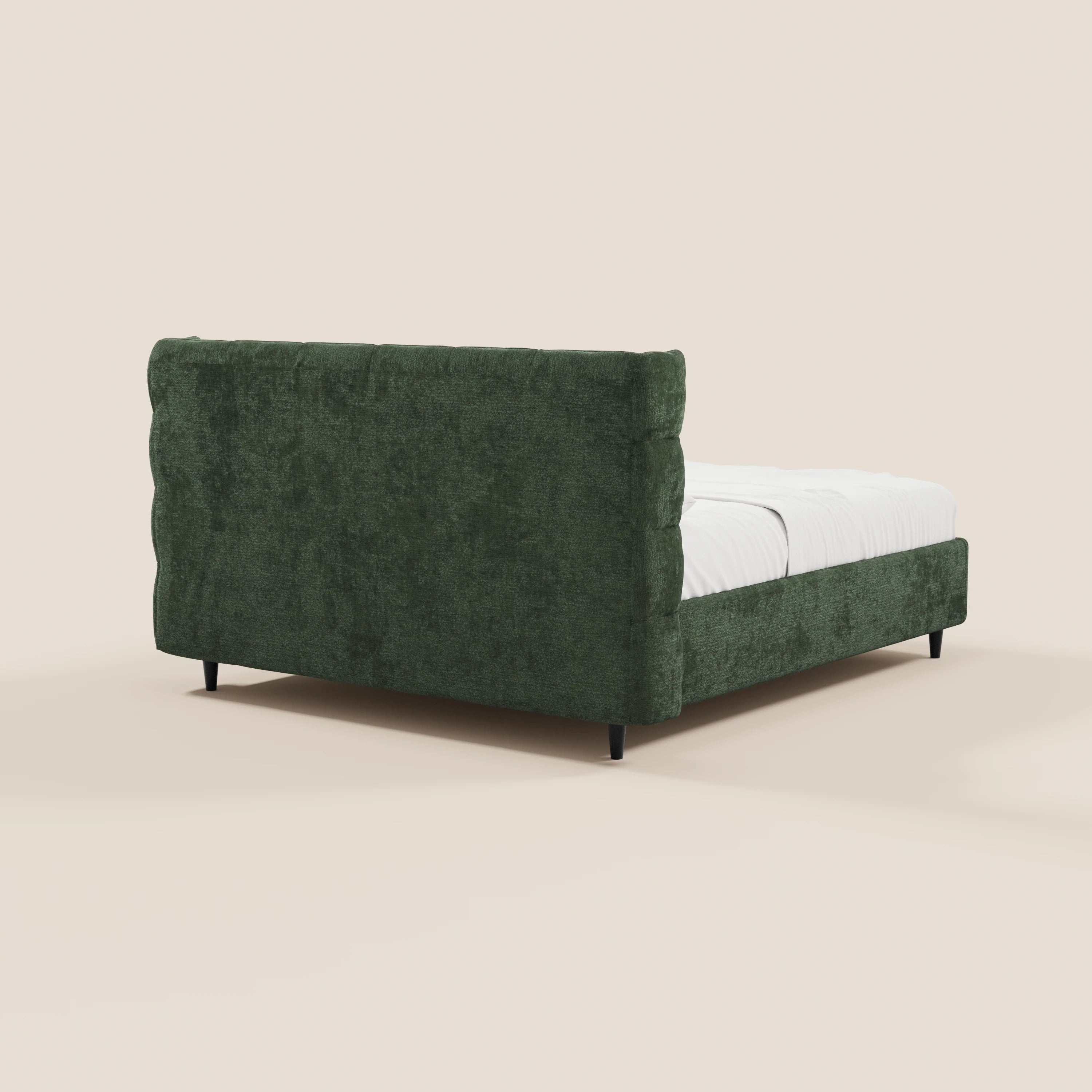 Il letto imbottito RAGNAR di Letti.store presenta una struttura imbottita di colore verde scuro certificata Oeko-Tex® e una testiera capitonné, gambe nere e biancheria da letto bianca; nella foto è ripreso dal retro a sinistra su uno sfondo chiaro.
