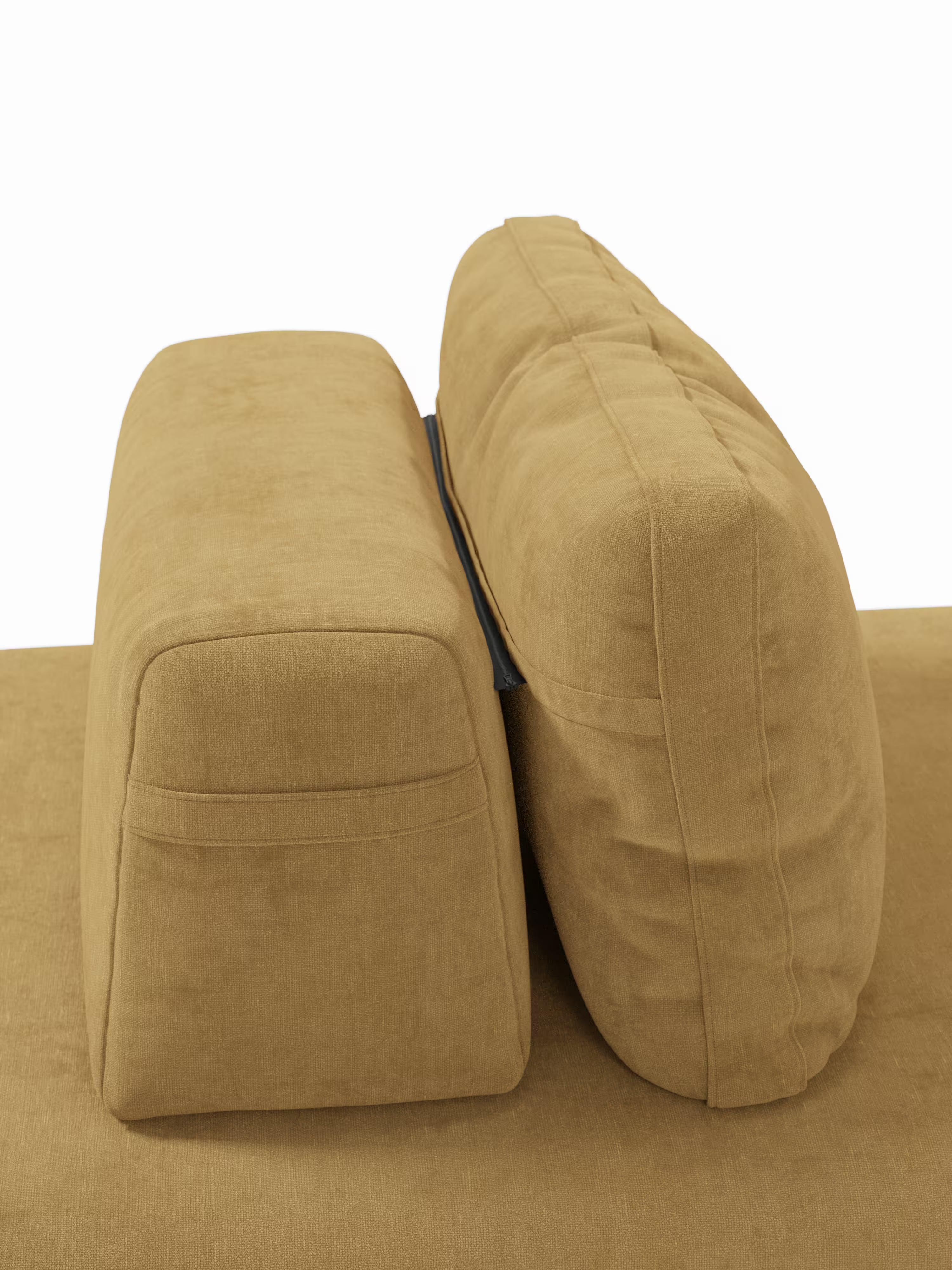 Due cuscini rettangolari color giallo senape — uno in posizione verticale e uno disteso — poggiano su una superficie coordinata, richiamando l’estetica del divano letto matrimoniale Rift a 2 e 3 posti con schienali mobili di Divani.Store. Il cuscino in posizione verticale presenta cuciture a vista e una cerniera nera lungo il bordo. Lo sfondo è bianco a tinta unita.