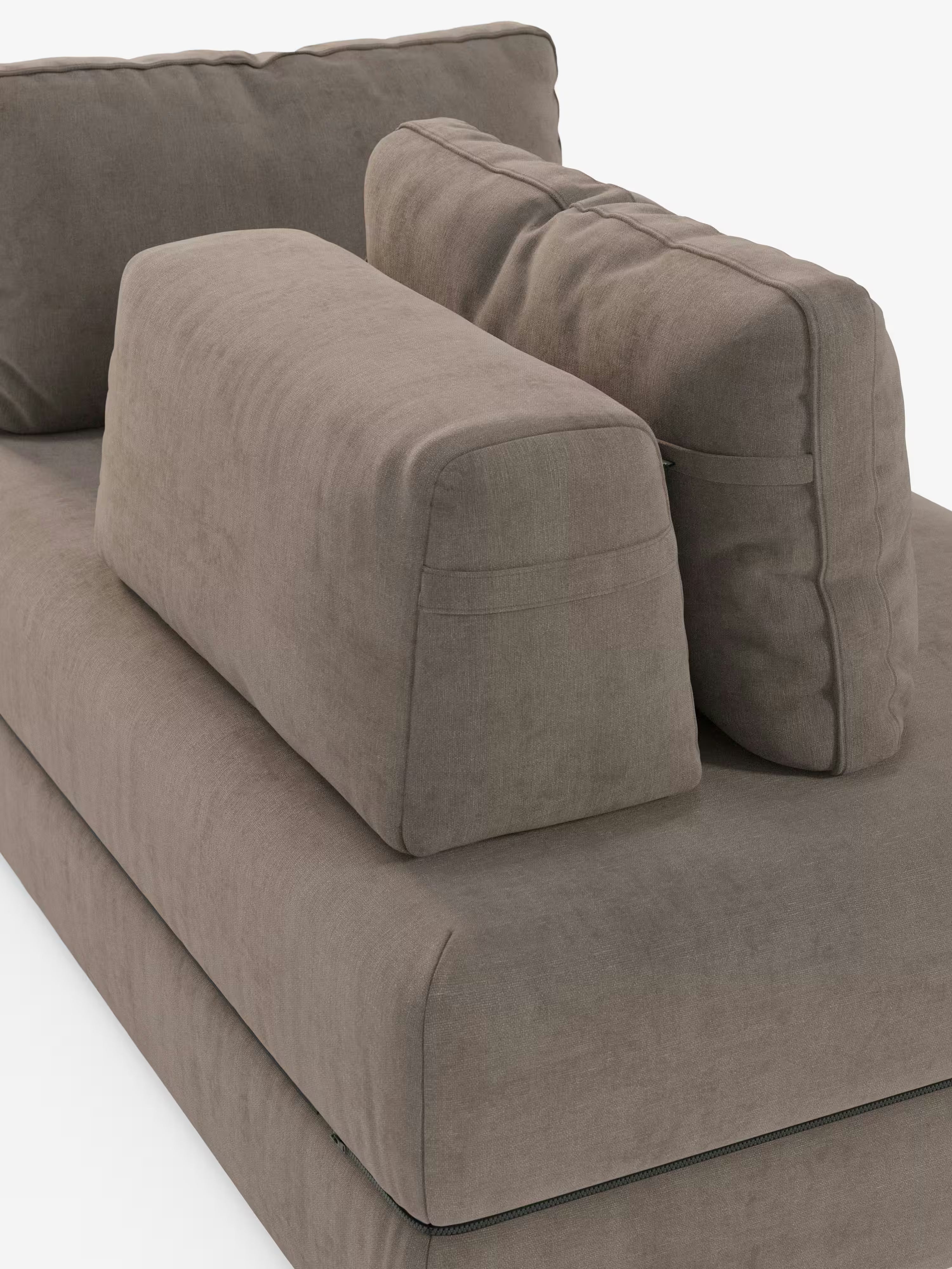 Un primo piano del divano letto matrimoniale Rift a 2 e 3 posti di Divani.Store ne mette in risalto il rivestimento in tessuto T31 color taupe e resistente alle macchie. I due schienali mobili — uno rettangolare e uno a forma di cuneo — poggiano sulla seduta, sottolineando il design modulare e il comfort avvolgente di questa sofisticata soluzione d’arredo per il soggiorno, dotata di un lussuoso materasso in memory foam alto 24 cm. Lo sfondo bianco e pulito ne esalta ulteriormente il fascino contemporaneo.