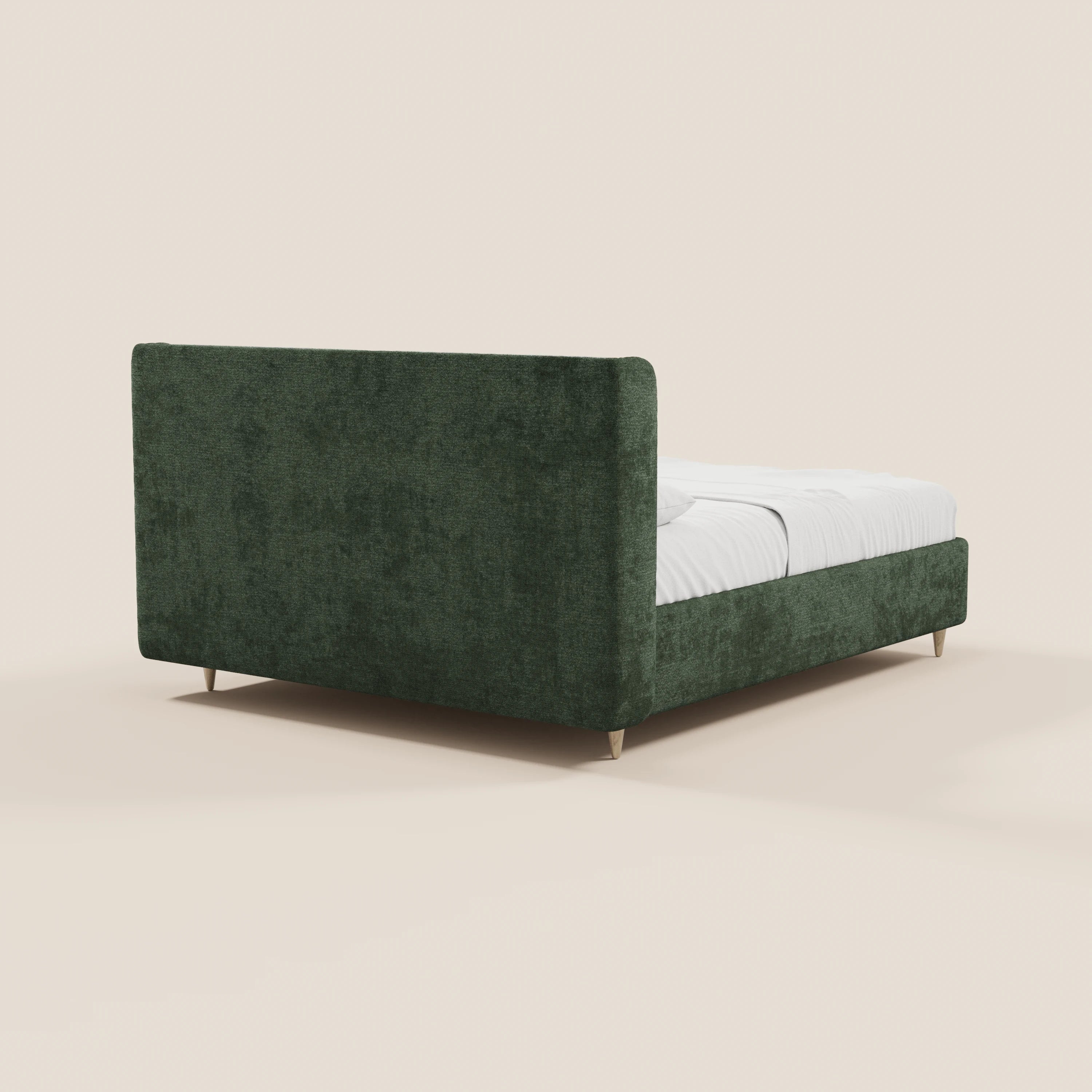 Il letto imbottito bicolore VALKIRIA di Letti.store è dotato di una base contenitiva, una testiera curva avvolgente con cuscini schienali, rivestimento verde scuro, gambe corte in legno e biancheria da letto bianca; è raffigurato in una prospettiva laterale posteriore su uno sfondo chiaro.
