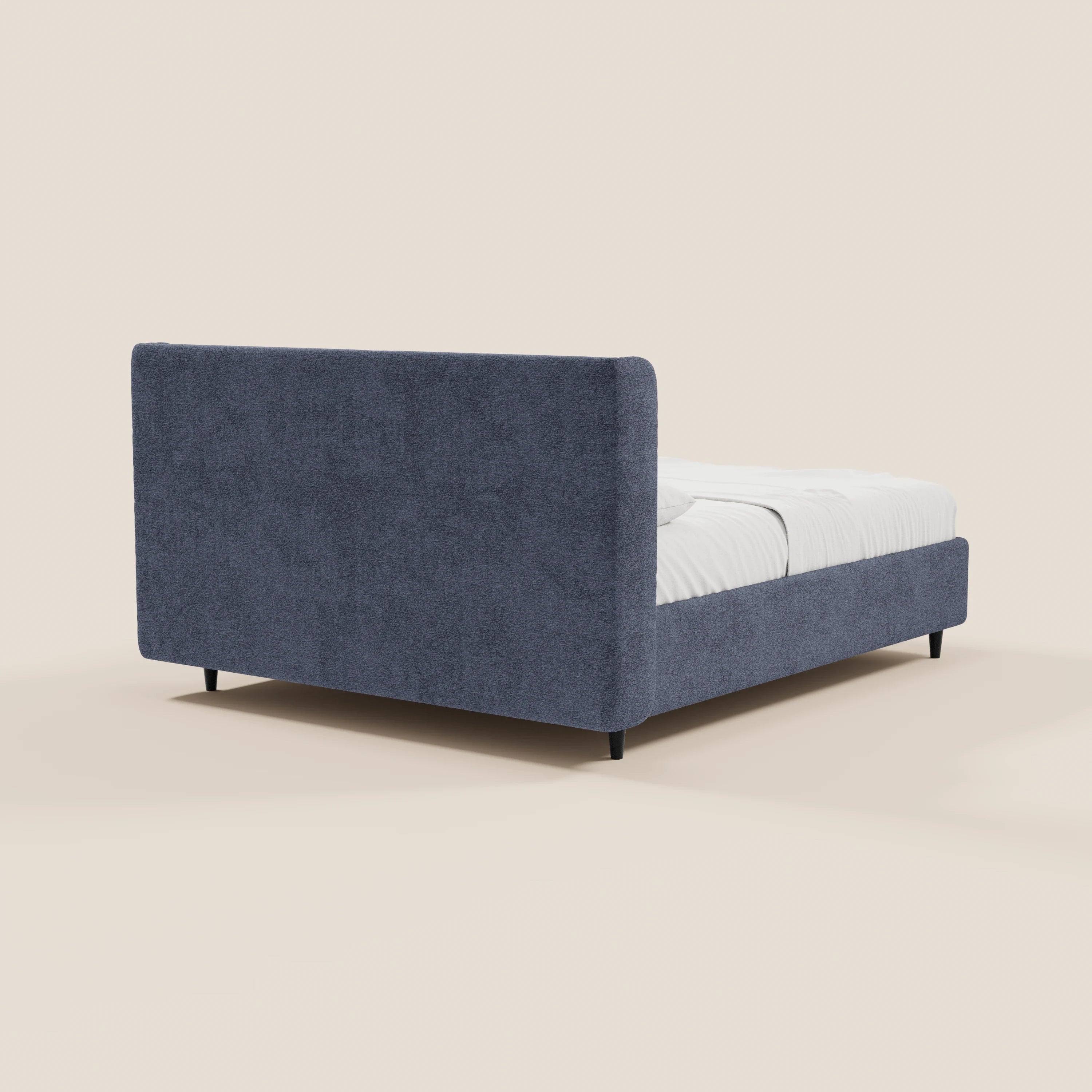 Il letto di design VALKIRIA di Letti.store presenta una testiera alta e avvolgente con 2 cuscini imbottiti e rivestimento in tessuto blu scuro certificato Oeko-Tex®, una pediera ribassata, biancheria da letto bianca e gambe corte nere: un letto elegante dotato di vano contenitore.