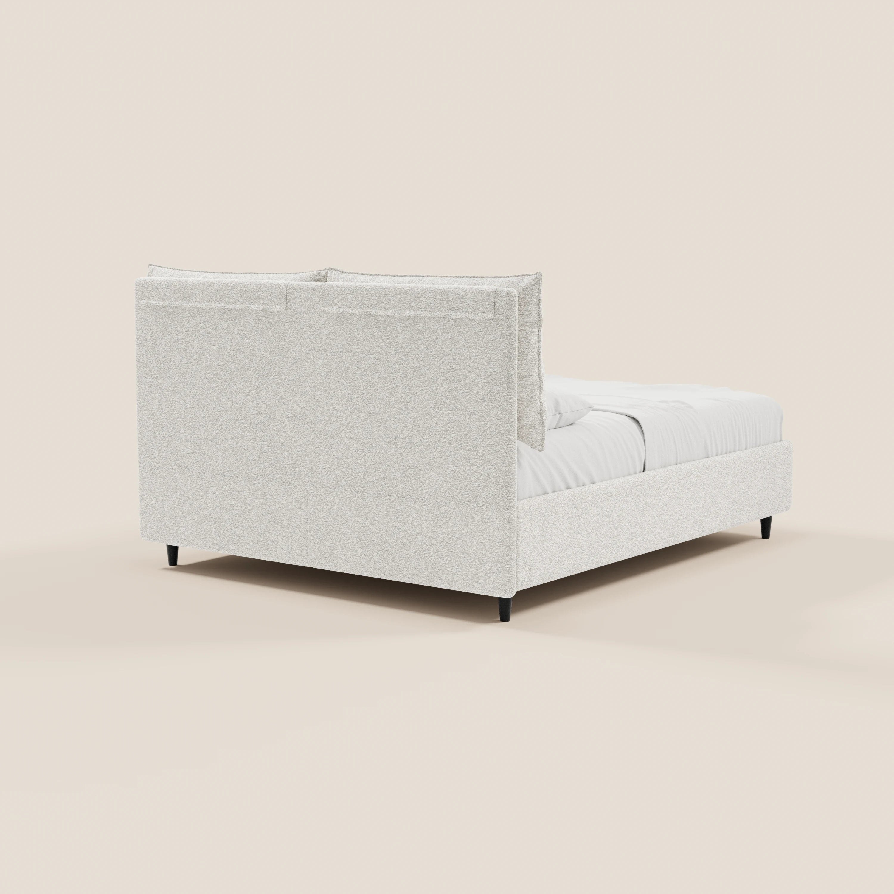 Il letto imbottito ZAYRON di Letti.store è un letto moderno realizzato con tessuto certificato Oeko-Tex®, dotato di una testiera rettangolare alta e di cuscini regolabili. È disponibile in beige chiaro con biancheria da letto bianca e poggia su gambe corte nere su uno sfondo a tinta unita.