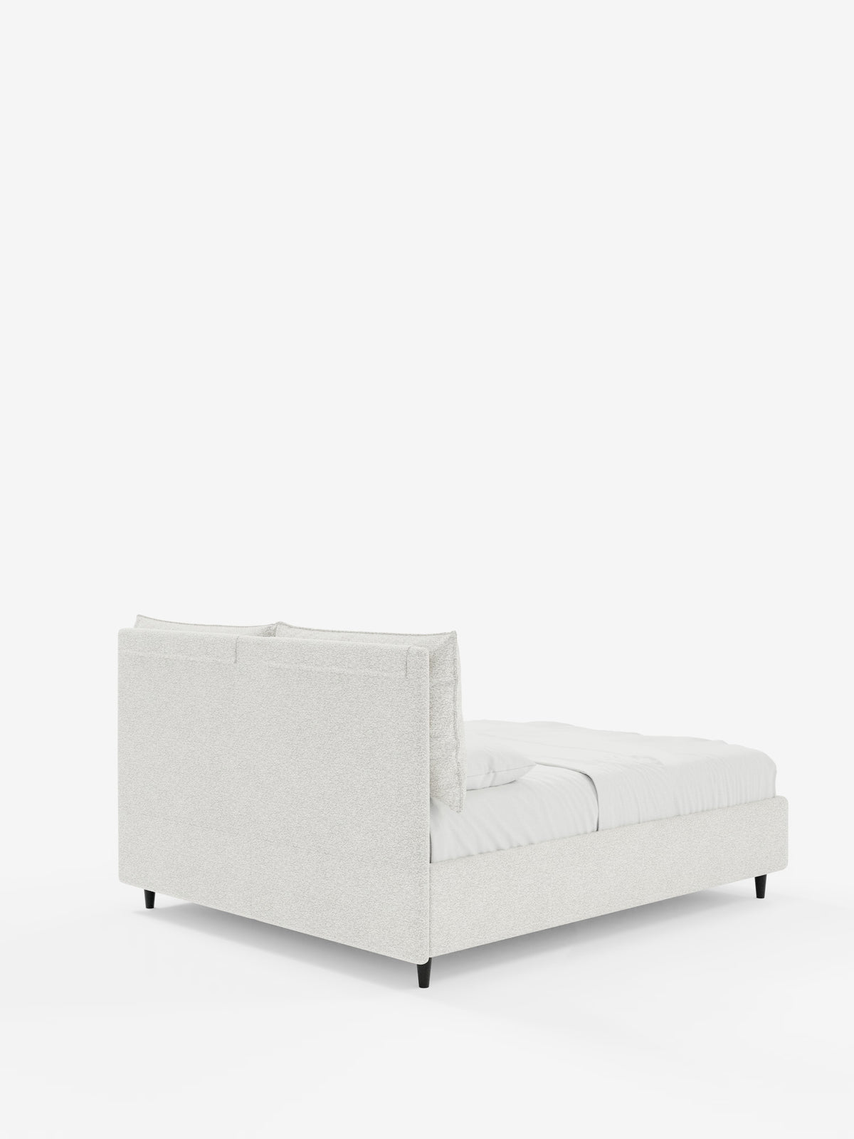 Il letto imbottito ZAYRON con contenitore e morbidi cuscini regolabili di Letti.store è un letto imbottito moderno realizzato in tessuto certificato Oeko-Tex®. Ritratto in una prospettiva laterale posteriore, presenta una testiera imbottita e regolabile, un morbido rivestimento bianco con biancheria da letto bianca e gambe basse nere, il tutto su uno sfondo bianco a tinta unita per un’estetica pulita e minimalista.
