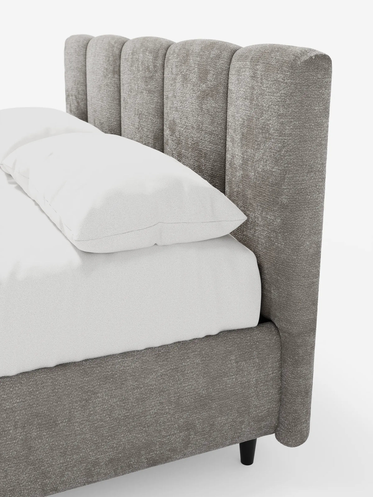 Un primo piano del letto imbottito ARKAM con contenitore e testiera a lavorazione verticale in color taupe, caratterizzato da una testiera alta con trapuntatura a canali verticali e da una biancheria da letto bianca ben rifinita su uno sfondo bianco a tinta unita.