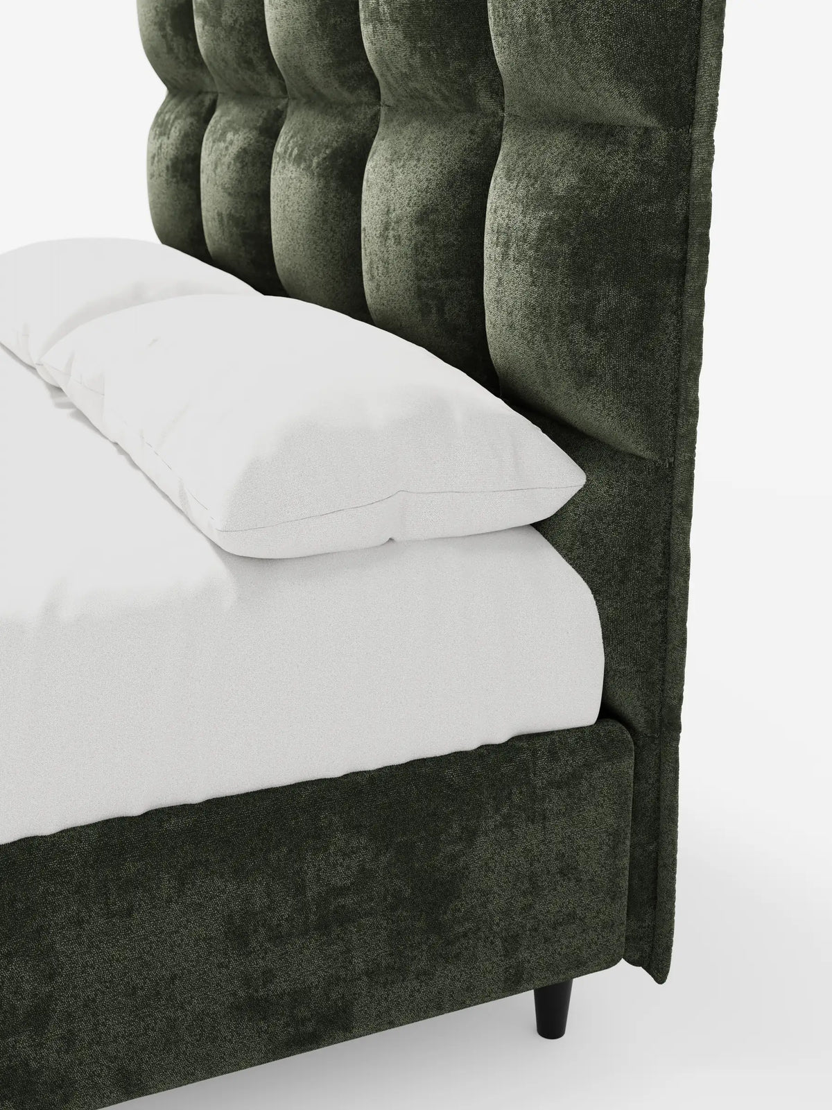 Il letto imbottito AURO con contenitore e testiera alta capitonné in ciniglia Oeko-Tex® presenta una testiera alta e verticale capitonné in tessuto verde oliva scuro, gambe cilindriche basse e biancheria da letto di un bianco brillante.