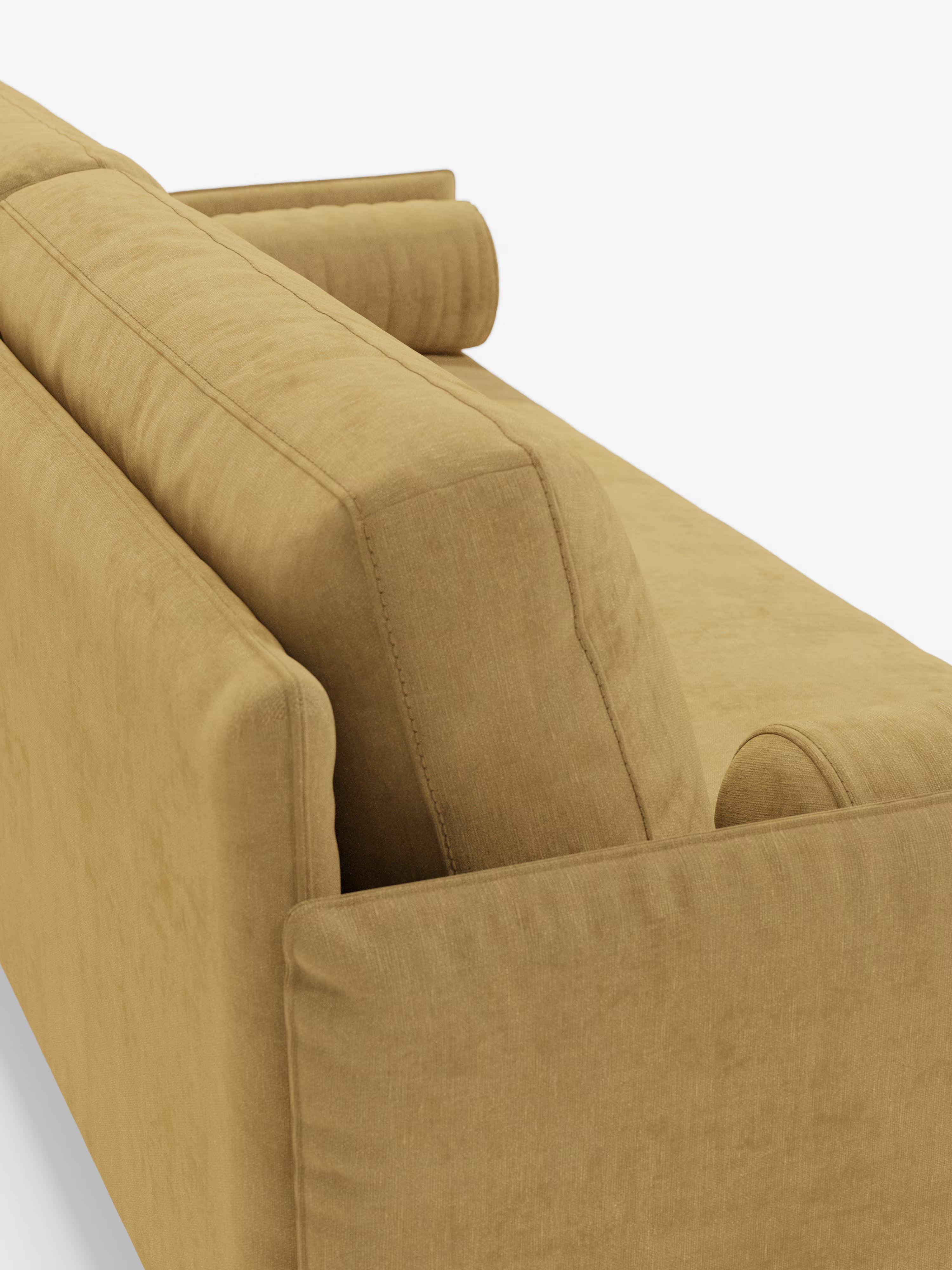 Primo piano della parte posteriore e laterale del divano lineare Basalto a 2 o 3 posti di Divani.Store, in una moderna tonalità giallo senape, caratterizzato da linee pulite, tessuto T31 antimacchia, un cuscino dello schienale rettangolare, un bracciolo e un cuscino cilindrico, il tutto su uno sfondo bianco.