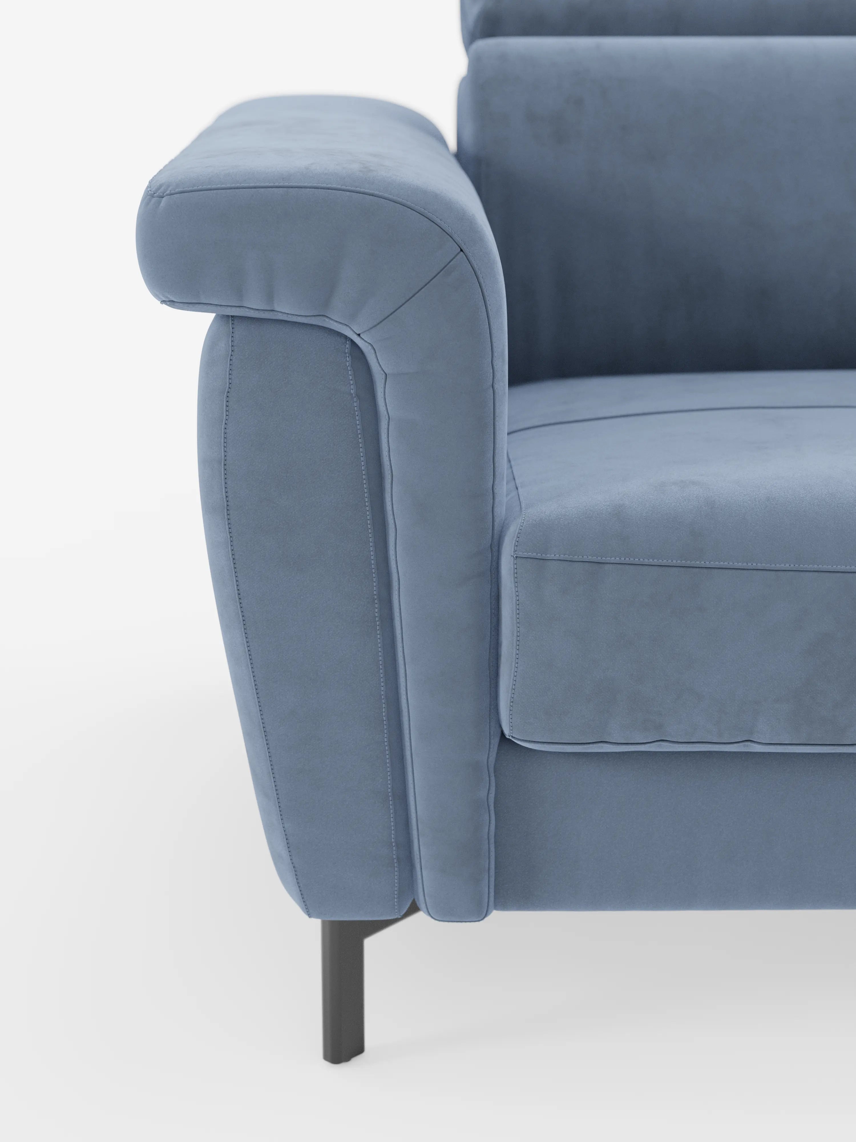 Primo piano del divano letto di design Capri di Divani.Store, che mette in risalto i suoi moderni cuscini di seduta e braccioli in azzurro chiaro. Il raffinato tessuto effetto velluto smacchiabile T30 appare morbido, simile alla pelle scamosciata e soffice. Questo divano presenta linee pulite, un'imbottitura generosa, cuciture discrete, poggiatesta reclinabili e poggia su sottili piedini alti in metallo nero. Lo sfondo è bianco a tinta unita.