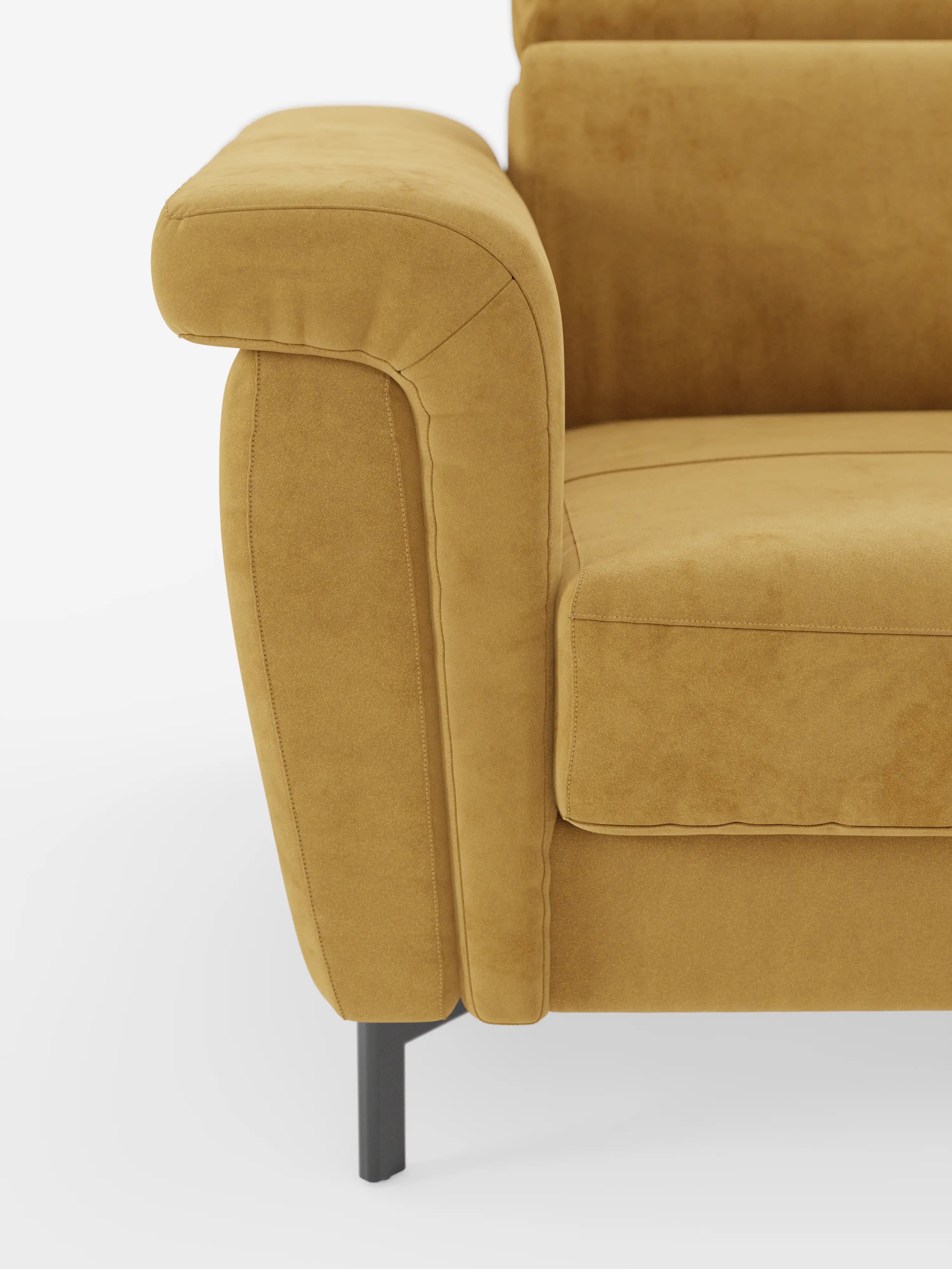 Primo piano del bracciolo sinistro e del cuscino di seduta del divano letto di design Capri di Divani.Store, qui presentato in tessuto smacchiabile effetto velluto T30 color giallo senape. Il bracciolo imbottito presenta raffinate cuciture, mentre il divano poggia su gambe alte e slanciate in metallo nero. Il lussuoso rivestimento effetto velluto ne esalta l’eleganza; lo sfondo è bianco a tinta unita.