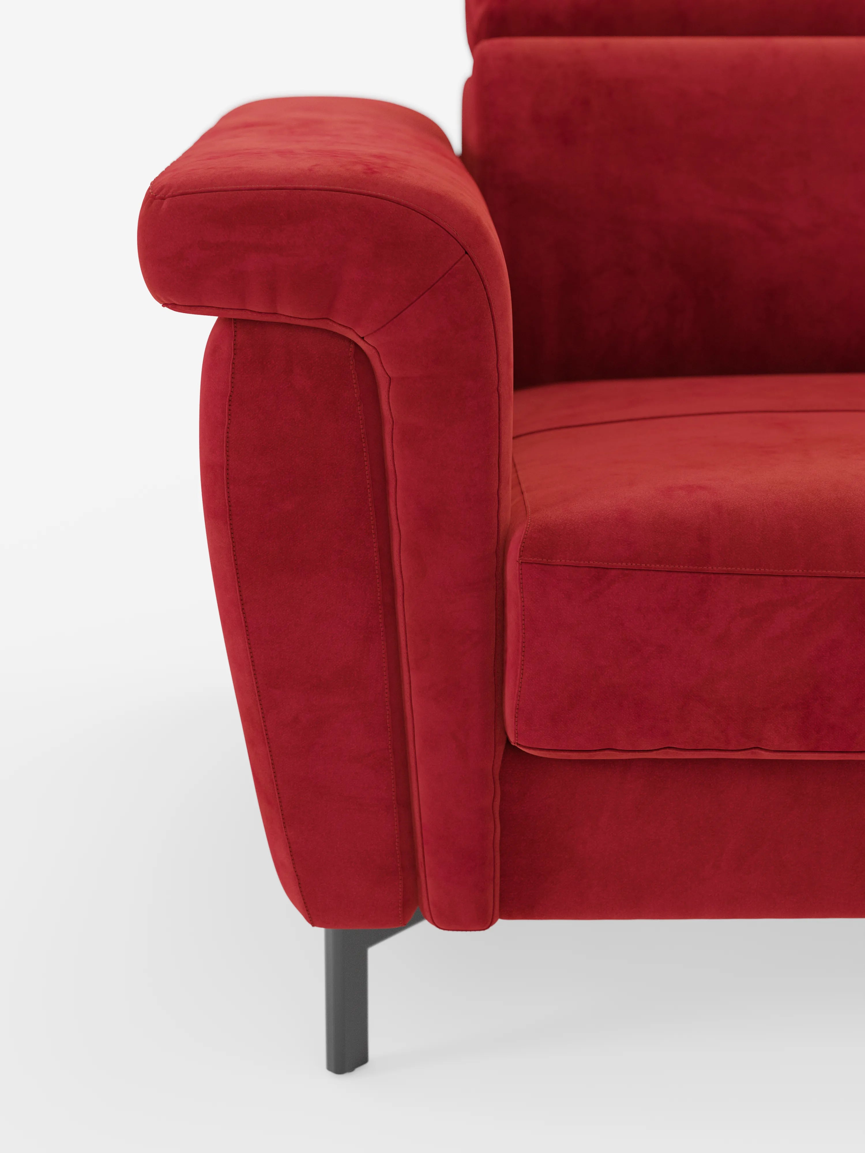 Primo piano del divano letto di design Capri di Divani.Store, caratterizzato da un moderno tessuto rosso effetto velluto (raffinato tessuto effetto velluto smacchiabile T30) sui braccioli e sui cuscini di seduta. Il bracciolo arrotondato e imbottito, con cuciture a vista, mette in risalto la raffinata manifattura italiana. Questo divano poggia su gambe sottili e alte in metallo nero ed è raffigurato su uno sfondo bianco a tinta unita, con solo una parte del mobile visibile.