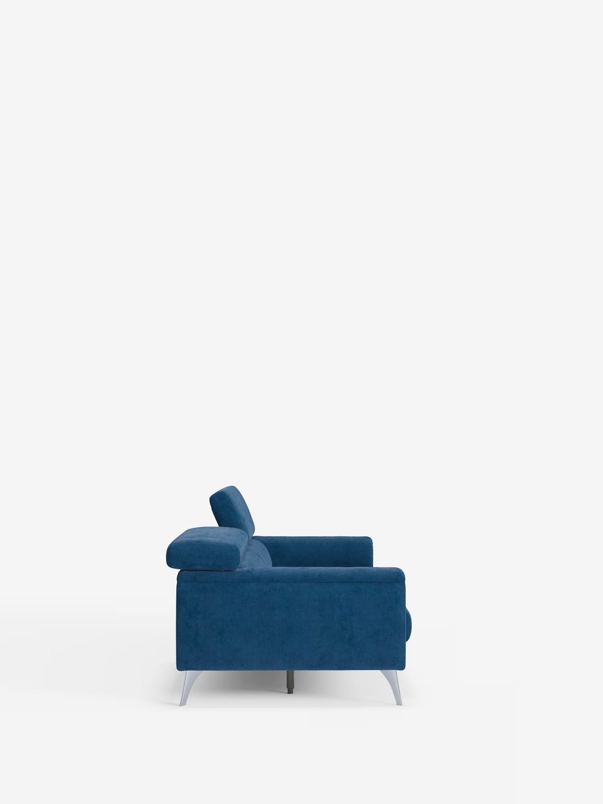 Un divano blu in stile contemporaneo, il modello Caravaggio a 2 e 3 posti di Divani.Store, è raffigurato di profilo su uno sfondo bianco. Questo elegante modello in tessuto smacchiabile T31 presenta braccioli bassi e squadrati, un unico cuscino di seduta allungato e gambe corte angolate color argento. Lo schienale imbottito con poggiatesta regolabili è leggermente reclinato per garantire il massimo comfort. Il suo design minimalista lo rende la scelta ideale per un soggiorno moderno (soggiorno