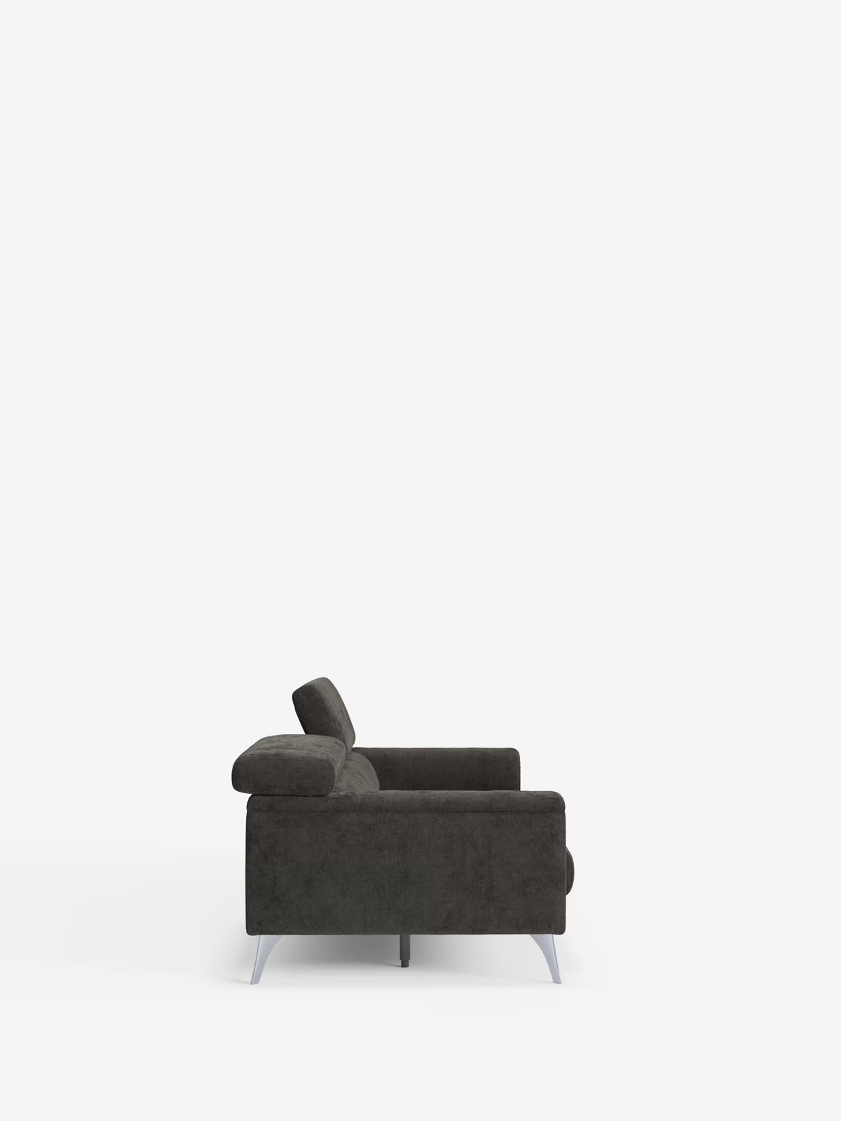 Vista laterale del divano Caravaggio a 2 e 3 posti di Divani.Il modello, dotato di sedute allungabili e poggiatesta reclinabili in elegante tessuto T31 resistente alle macchie, è un moderno divano grigio scuro dalle linee dritte, con ampi braccioli e gambe angolari in metallo, fotografato su uno sfondo bianco a tinta unita: ideale per qualsiasi soggiorno contemporaneo.