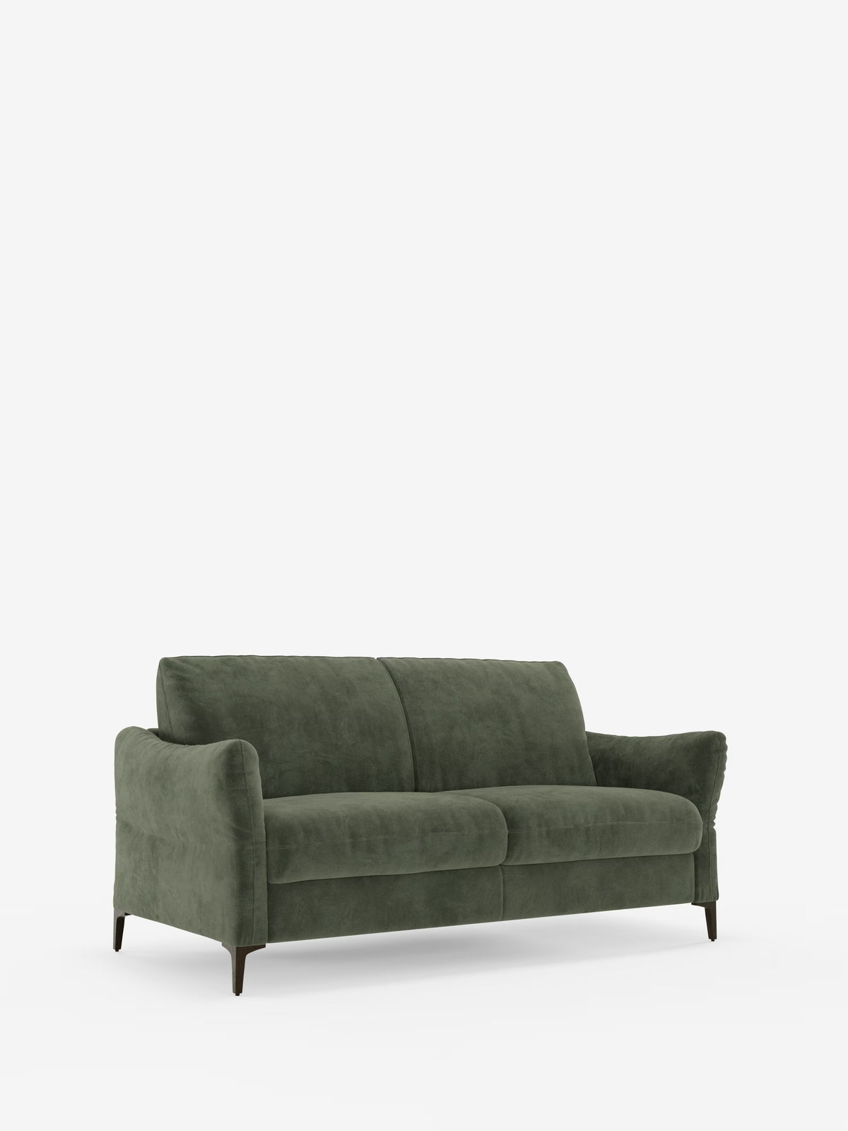 Un divano letto Dalia a tre posti di colore verde scuro di Divani.Store, rivestito in un moderno tessuto in velluto antimacchia (T30), caratterizzato da braccioli arrotondati, due cuscini di seduta, due cuscini dello schienale e gambe corte in legno scuro, su uno sfondo bianco a tinta unita.