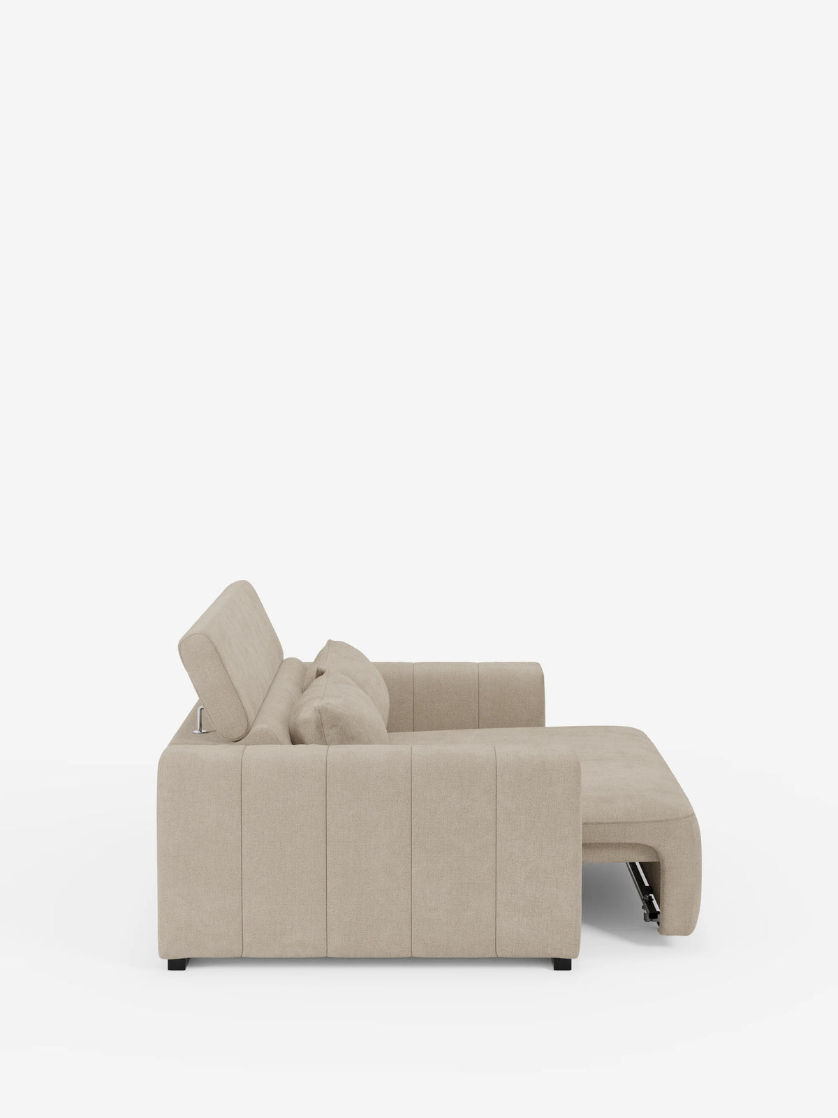 Vista laterale del divano a 3 posti Doric di Divani.Store, un moderno divano componibile beige dotato di sedute allungabili elettricamente (funzione relax), poggiatesta regolabile e rivestito in tessuto T23 antimacchia. Il design minimalista presenta linee pulite e un'imbottitura morbida per il massimo comfort, il tutto sostenuto da gambe corte nere su uno sfondo bianco a tinta unita.