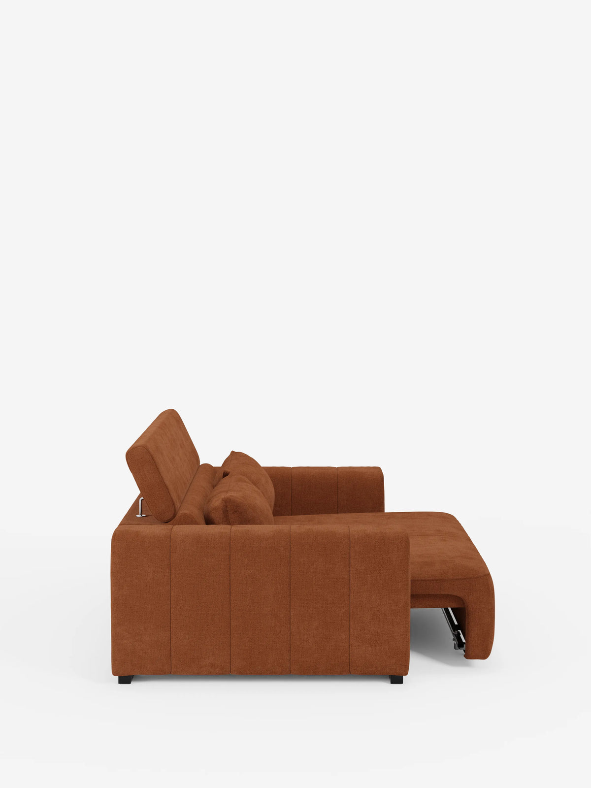 Vista laterale del divano a 3 posti in stile dorico di Divani.Store, dotato di poggiatesta reclinabile regolabile, sedute estensibili con funzione relax elettrica e imbottitura spessa. Questo moderno divano componibile marrone, rivestito in tessuto T23 antimacchia, presenta gambe basse nere ed è immortalato su uno sfondo bianco.