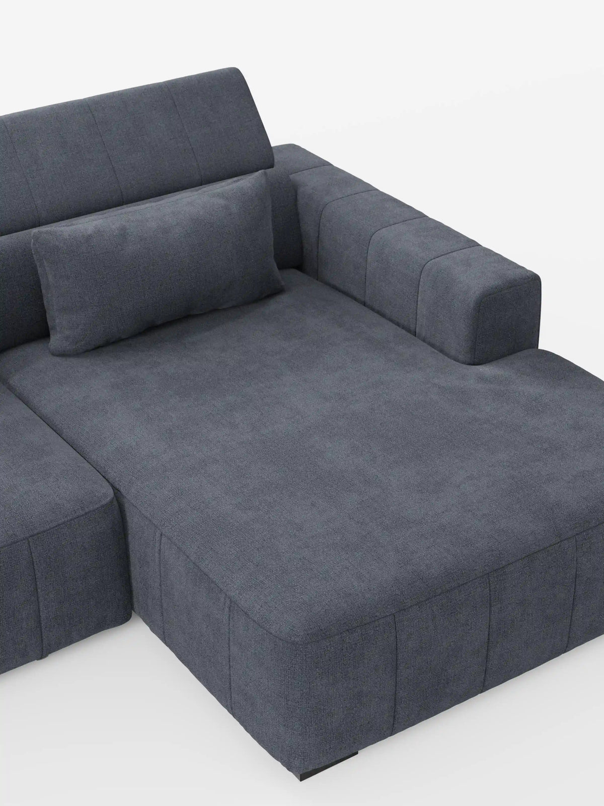 Un divano angolare contemporaneo grigio scuro in stile dorico con penisola e sedute allungabili con relax elettrico di Divani.Store, caratterizzato da cuscini ampi e piatti e da un unico bracciolo. Lo schienale è dotato di un poggiatesta reclinabile e regolabile per un maggiore comfort, accompagnato da un cuscino rettangolare abbinato. Rivestito in morbido tessuto testurizzato T23 resistente alle macchie, questo divano componibile si staglia su uno sfondo bianco a tinta unita.