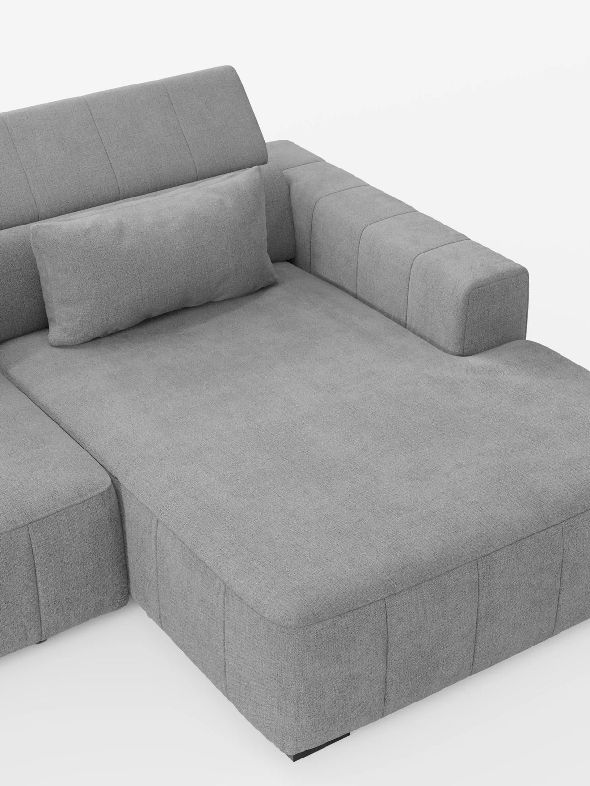 Un divano angolare dorico contemporaneo di colore grigio chiaro con penisola e sedute allungabili con funzione relax elettrica, firmato Divani.Store, caratterizzato da un’ampia chaise longue, braccioli rettangolari, cuscini cilindrici abbinati sullo schienale e rivestito in tessuto T23 antimacchia con poggiatesta regolabili, raffigurato su uno sfondo bianco a tinta unita.