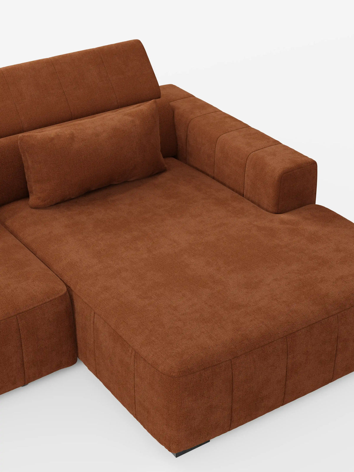 Un divano angolare in stile dorico contemporaneo con penisola e sedute allungabili con funzione relax elettrica di Divani.Store, presentato in morbido tessuto T23 marrone smacchiabile, caratterizzato da una spaziosa chaise longue, uno schienale rettangolare basso con poggiatesta regolabili, un bracciolo sul lato destro e un cuscino rettangolare abbinato. Lo sfondo è bianco a tinta unita.