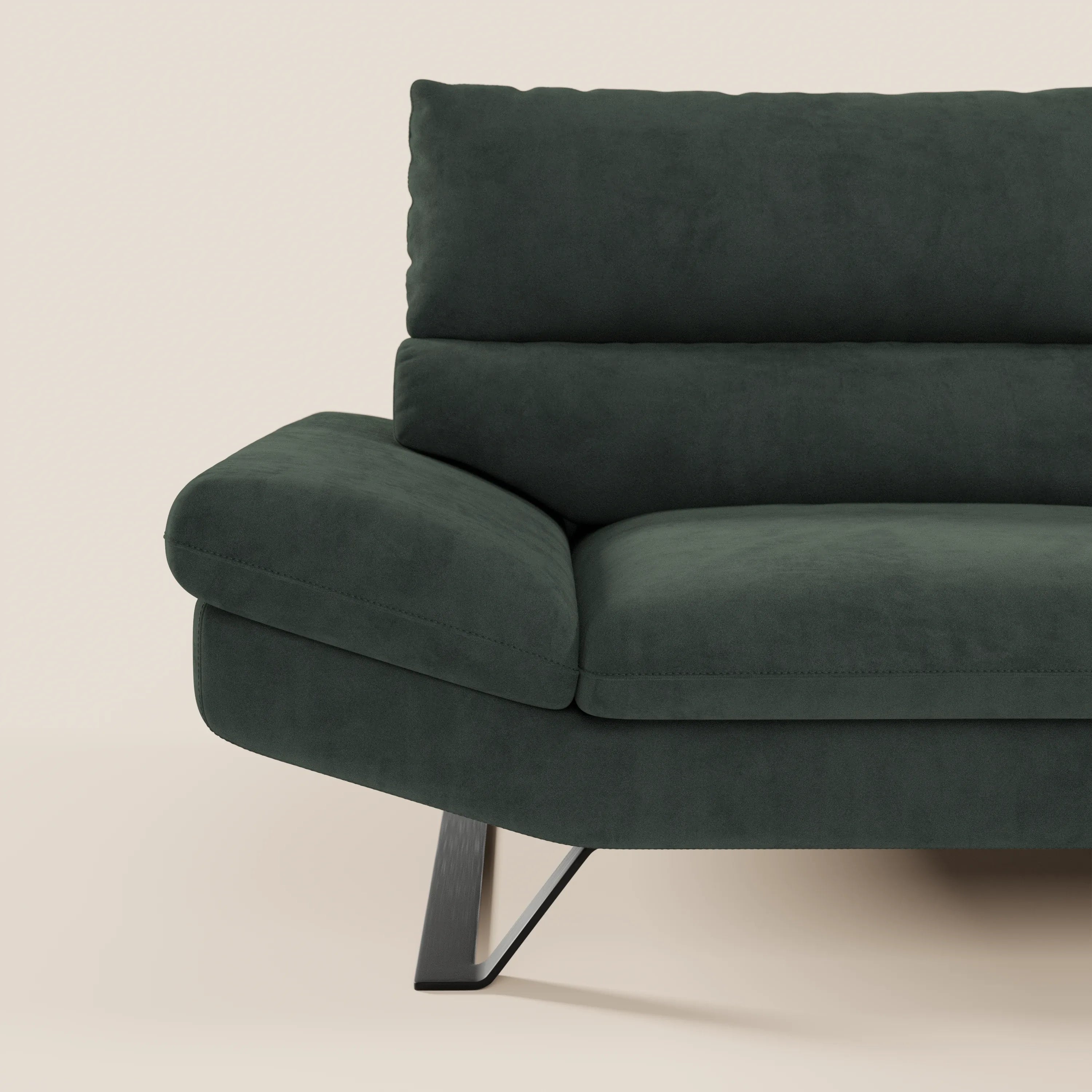 Il divano Eclipse di Divani.Store è un divano moderno a 2 o 3 posti in microfibra smacchiabile T11 verde scuro, con schienali traslanti, braccioli angolati e gambe alte e slanciate in metallo nero, su uno sfondo beige che ne evidenzia la morbidezza.