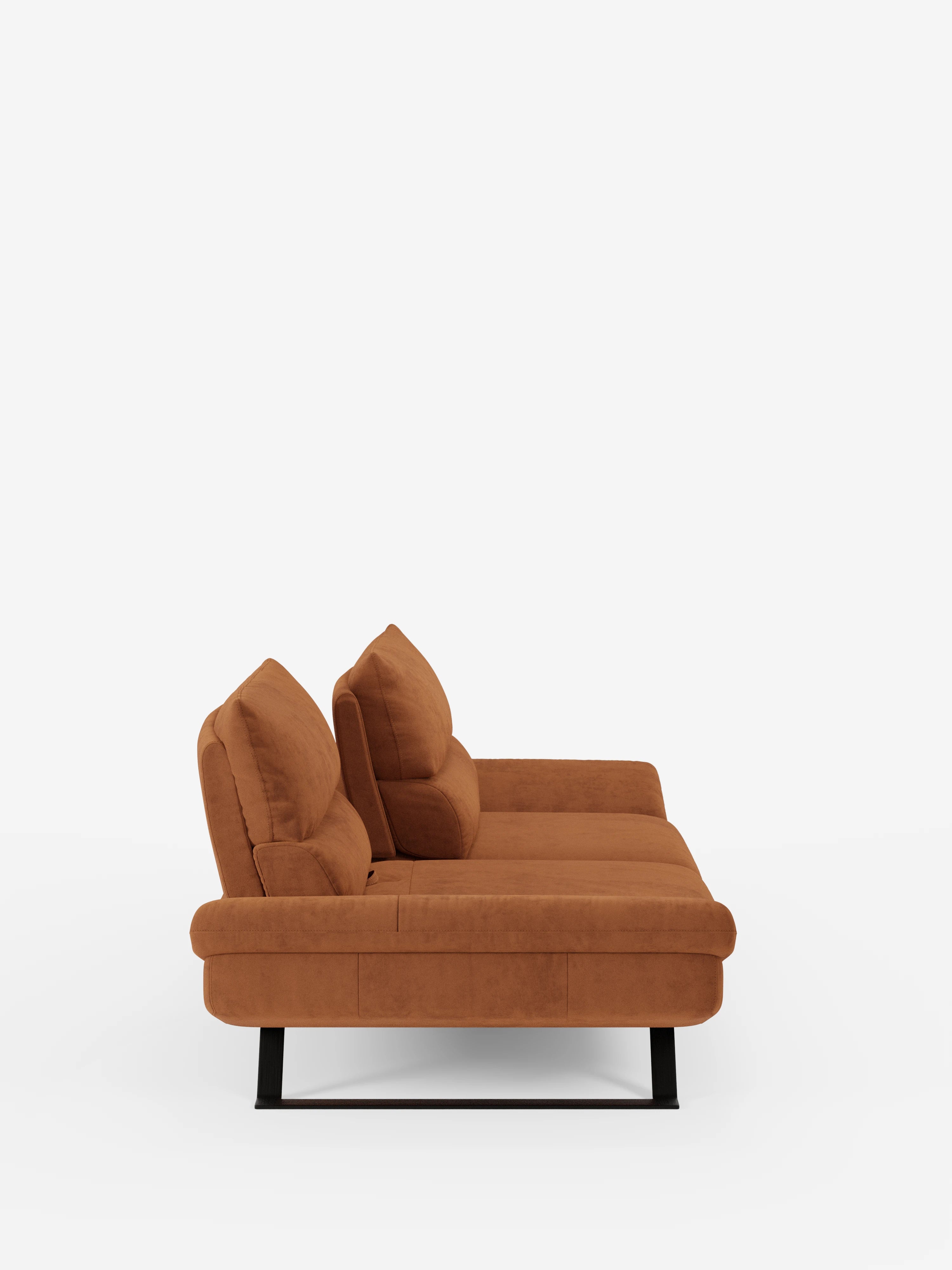 Una vista laterale del divano Eclipse dal design moderno di Divani.Store, rivestito in elegante microfibra T11 antimacchia con due grandi cuscini dello schienale e gambe alte in metallo nero, si stacca su uno sfondo bianco a tinta unita. Il divano presenta una silhouette rettangolare minimalista e un profilo basso, incarnando il concetto di divano contemporaneo con comfort modulabile grazie agli schienali scorrevoli regolabili che garantiscono un relax versatile.