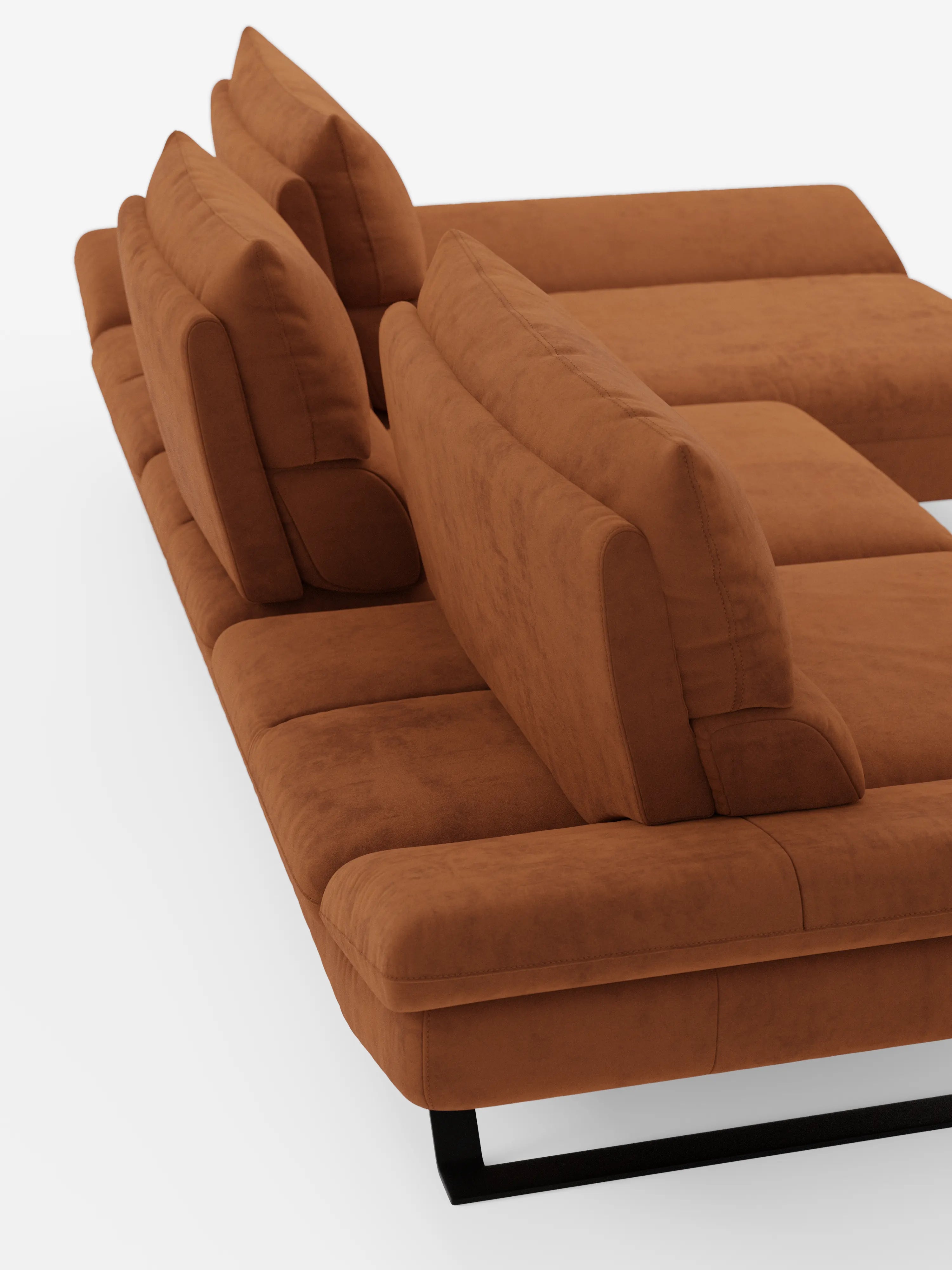 Il divano ad angolo Eclipse con chaise longue e schienali scorrevoli di Divani.Store, rivestito in microfibra tecnica T11 resistente alle macchie, si presenta in color ruggine, con cuscini spessi e morbidi e gambe in metallo nero che evocano il comfort di un’elegante chaise longue. L’immagine in primo piano ne mette in risalto la morbida consistenza e il design contemporaneo su uno sfondo bianco a tinta unita.