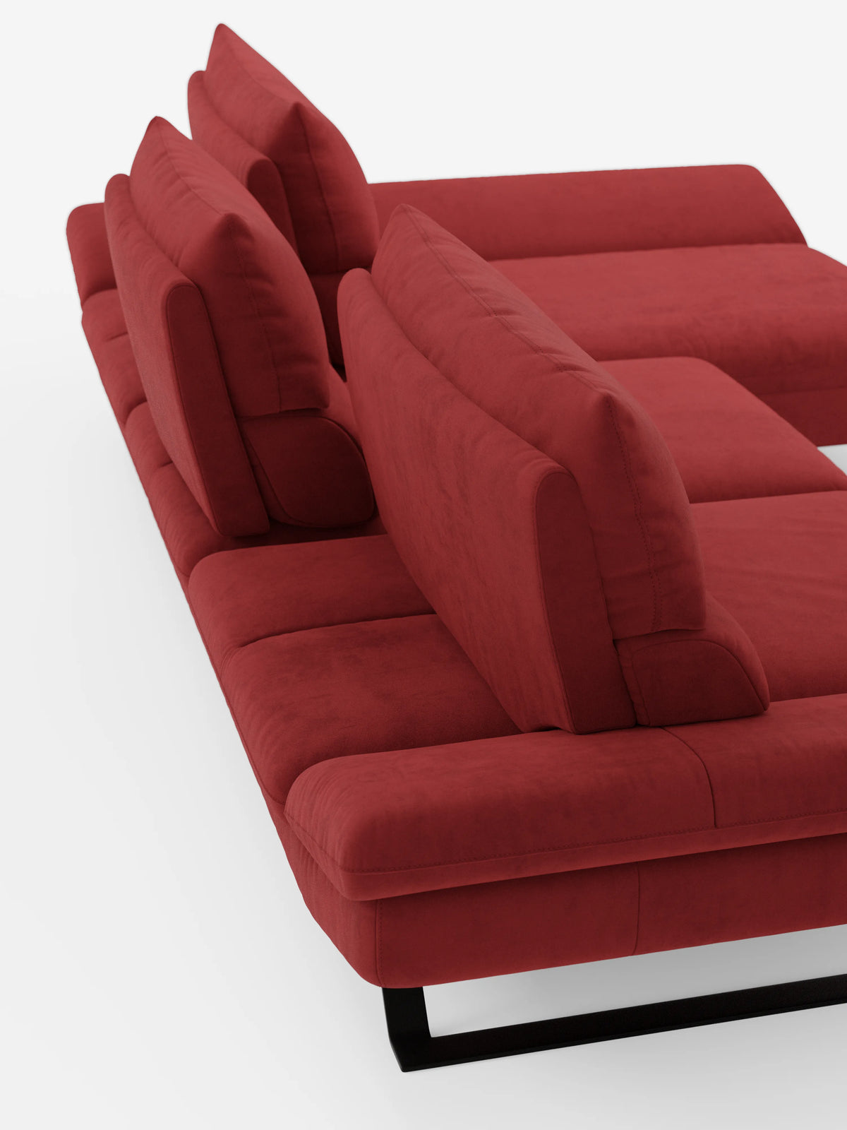 Una vista di profilo del divano angolare Eclipse con penisola e schienali traslanti in microfibra tecnica smacchiabile T11 di Divani.Il negozio mette in risalto il suo moderno design modulare rosso con morbidi cuscini verticali, innovativi schienali traslanti e un'elegante base in metallo nero, evidenziando i dettagli della seduta e dello schienale su uno sfondo bianco a tinta unita.