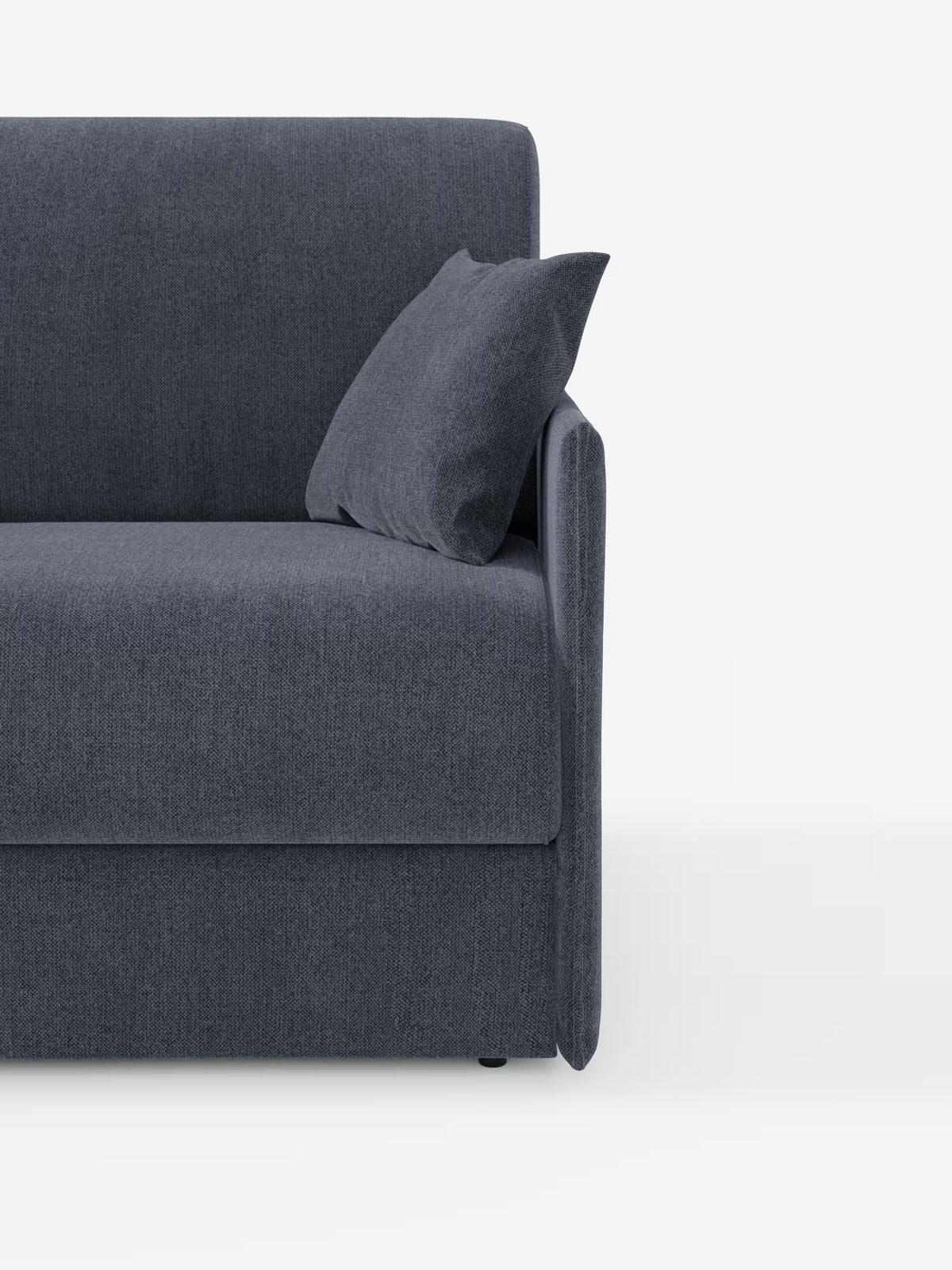 Primo piano del divano letto matrimoniale sfoderabile Evans di Divani.Store, qui presentato in tessuto T23 grigio scuro antimacchia con cuscino abbinato. Caratterizzato da un bracciolo destro dritto, questo divano letto compatto e moderno risalta su uno sfondo bianco a tinta unita, mettendo in risalto le sue linee pulite e la sua morbida trama. Progettato per ottimizzare lo spazio senza rinunciare al comfort, è dotato anche di un pratico vano portaoggetti per i cuscini.