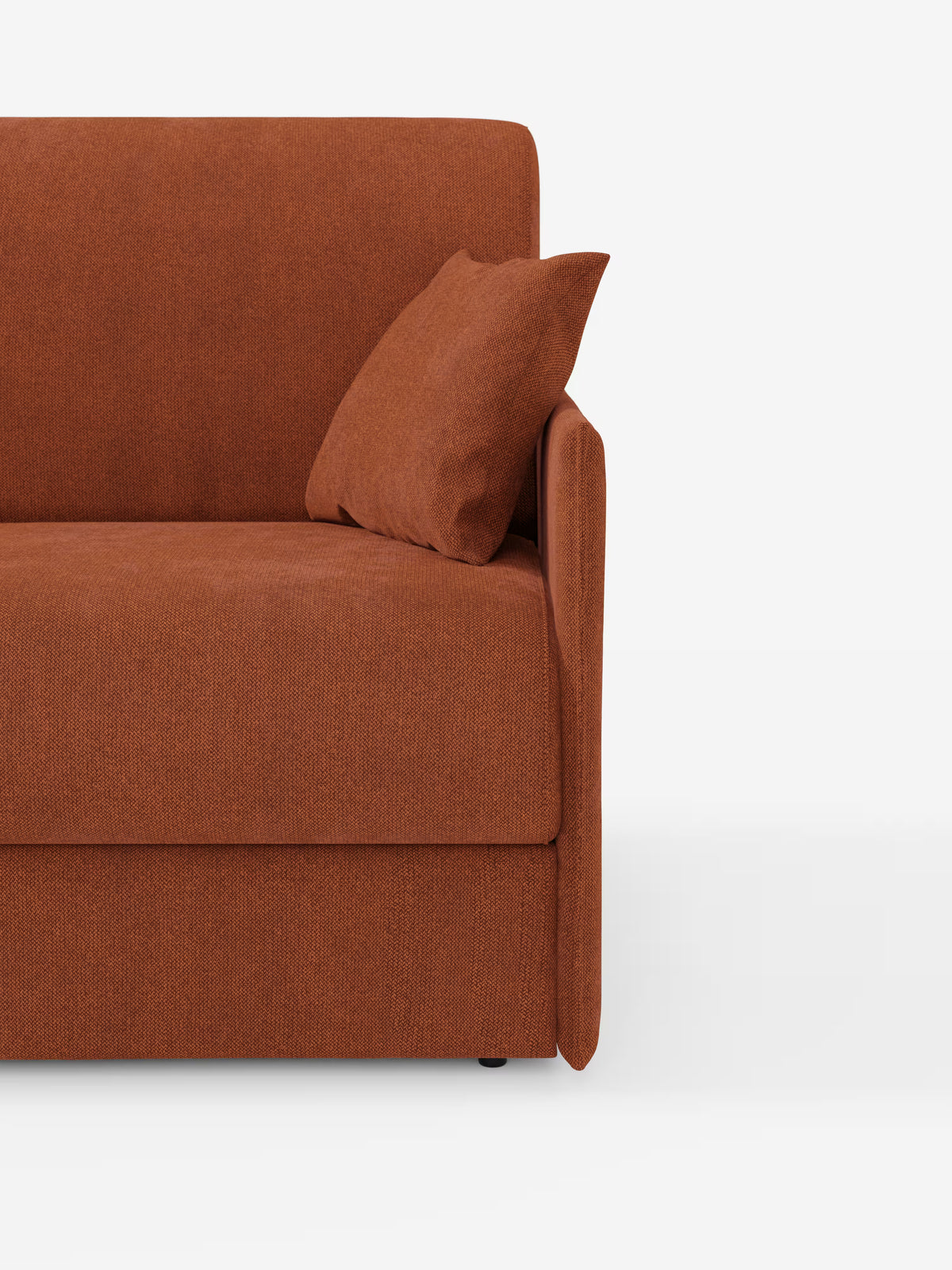 Un primo piano del lato sinistro del divano letto matrimoniale sfoderabile Evans di Divani.Store, caratterizzato da un moderno tessuto T23 smacchiabile color arancio ruggine e da un cuscino angolare abbinato sulla seduta. Il divano presenta linee pulite e una forma squadrata con un unico bracciolo a vista, su uno sfondo bianco a tinta unita. Il suo design compatto e il vano porta guanciali integrato lo rendono perfetto per risparmiare spazio senza rinunciare allo stile.