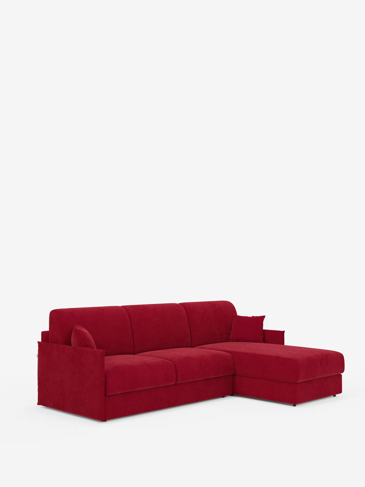 Il divano letto angolare con penisola contenitore Evans di Divani.Store è un divano componibile rosso, compatto e moderno, caratterizzato da un rivestimento in tessuto T23 liscio e resistente alle macchie, da linee pulite e da due braccioli con chaise longue sul lato destro. Questo divano letto angolare, elegante e confortevole, risalta magnificamente su uno sfondo bianco a tinta unita.
