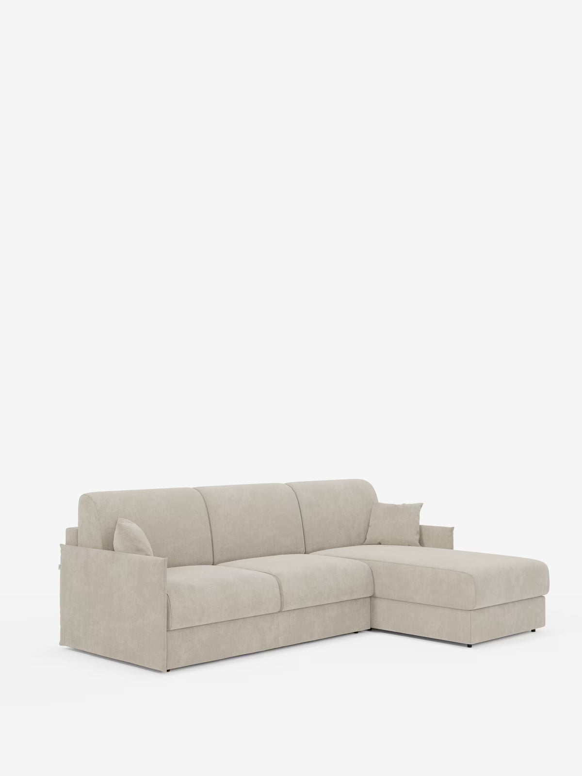 Un “Divano letto angolare con penisola contenitore Evans” di Divani.Store, color beige chiaro, caratterizzato da una chaise longue sul lato destro e da un design compatto in tessuto T23 facile da pulire. Questo versatile divano letto presenta un rivestimento liscio, braccioli bassi e viene fornito con due cuscini coordinati. Su uno sfondo bianco a tinta unita, mette in risalto un’estetica moderna e minimalista, massimizzando al contempo la funzionalità.