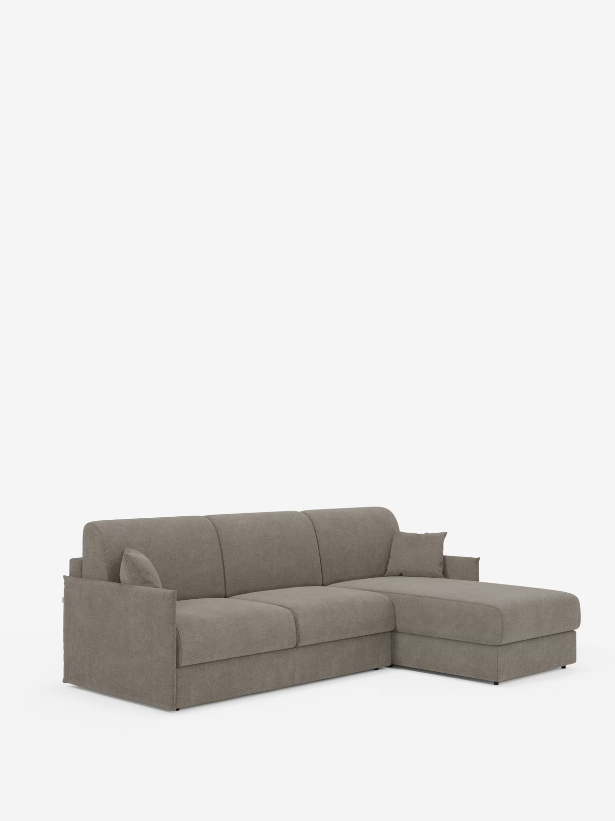 Il divano letto angolare con penisola contenitore Evans di Divani.Store è un divano letto componibile moderno e compatto, rivestito in tessuto T23 color tortora chiaro, facile da pulire. Offre tre posti a sedere e presenta una chaise longue sul lato destro con vano contenitore integrato. Il design si caratterizza per linee pulite, braccioli bassi e morbidi cuscini dello schienale e della seduta, il tutto su uno sfondo bianco a tinta unita.
