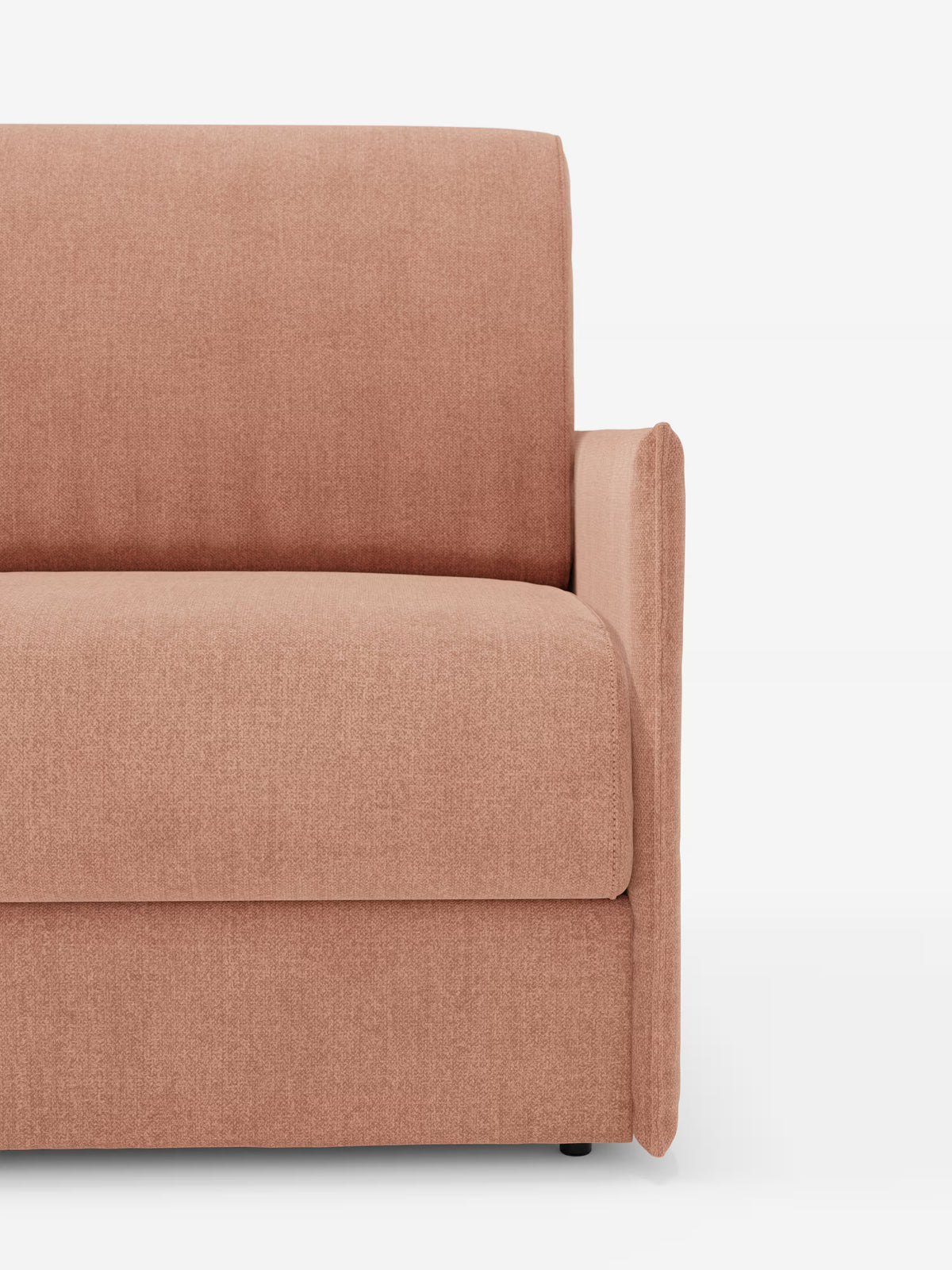 Un primo piano della poltrona letto compatta Evans con materasso di Divani.Store, rivestita in tessuto smacchiabile T23 in una tenue tonalità di rosa, mette in risalto il lato destro con bracciolo dritto e linee minimaliste e pulite. Su uno sfondo bianco a tinta unita, questo divano mette in risalto il suo design semplice e contemporaneo, ideale come poltrona letto singola o da abbinare a un materasso 70x197 in spazi ridotti. Il rivestimento è sfoderabile per una facile pulizia.