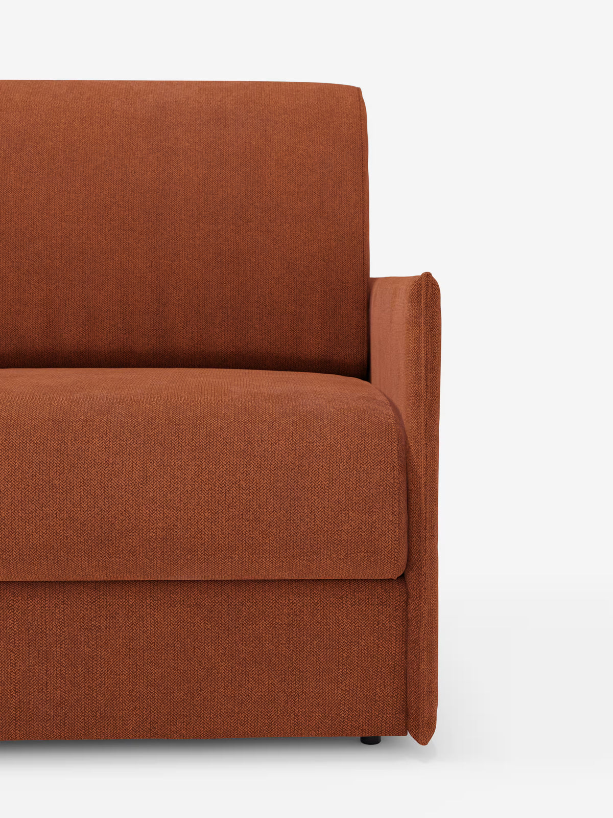 L'immagine mostra la metà destra della poltrona letto compatta “Evans” con materasso di Divani.Store, rivestita in tessuto T23 color ruggine, sfoderabile e antimacchia. Caratterizzata da uno schienale dritto e da un unico bracciolo su uno sfondo bianco a tinta unita, il suo rivestimento testurizzato e il design minimalista e squadrato la rendono una soluzione salvaspazio ideale per gli spazi abitativi compatti.