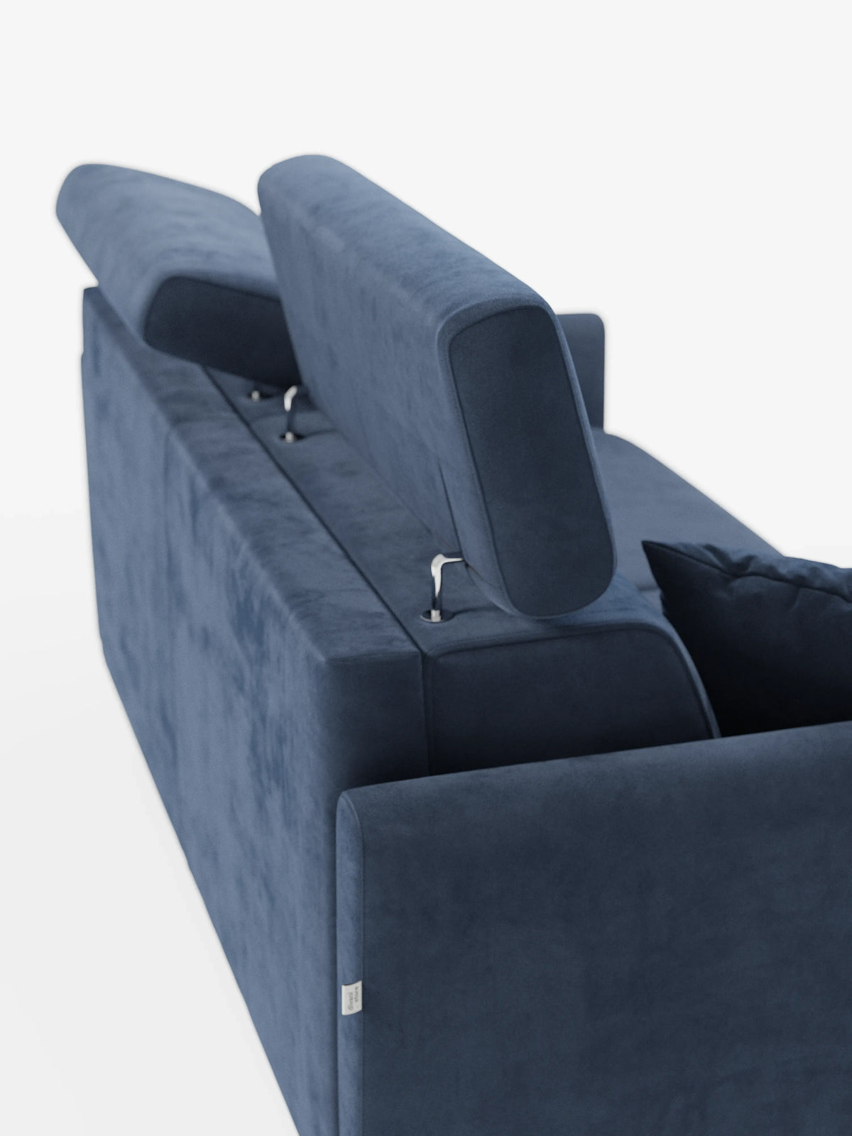 Il divano letto Francy con poggiatesta regolabili di Divani.Store, ripreso di retro da un’angolazione obliqua, è un moderno divano in velluto blu scuro dotato di poggiatesta regolabili che offrono due posizioni verticali. Caratterizzato da una silhouette squadrata, una piccola etichetta in tessuto e un cuscino coordinato sulla seduta, questo divano a tre posti è completamente sfoderabile e rivestito in elegante tessuto T30 antimacchia, il tutto su uno sfondo bianco a tinta unita.