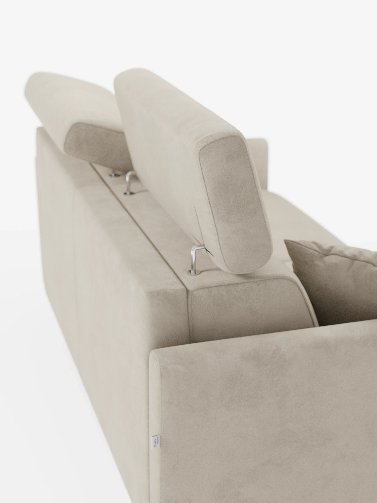Il divano letto Francy con poggiatesta regolabili di Divani.Store, rifinito con un elegante tessuto T30 resistente alle macchie e dotato di rivestimento completamente sfoderabile, è raffigurato nella vista posteriore come un divano a due posti color beige. I due poggiatesta regolabili sono parzialmente sollevati, sostenuti da elementi cromati. Il morbido rivestimento e un cuscino coordinato nell’angolo destro ne esaltano l’aspetto accogliente sullo sfondo bianco a tinta unita.
