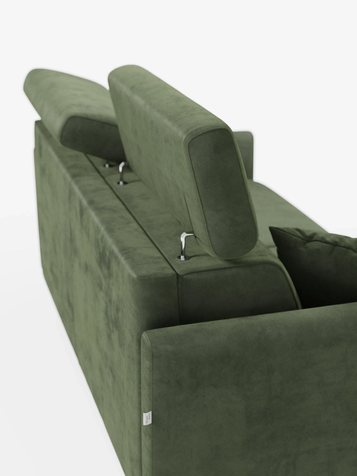 Il divano letto Francy con poggiatesta regolabili di Divani.Store, sfoderabile al 100% e rivestito in elegante tessuto T30 resistente alle macchie, è qui presentato in moderno velluto verde con poggiatesta regolabili sollevati e inclinati a diverse angolazioni. Questo versatile divano è caratterizzato da cuscini morbidi e da una consistenza soffice, che risaltano su uno sfondo bianco a tinta unita, creando un’estetica pulita e minimalista.