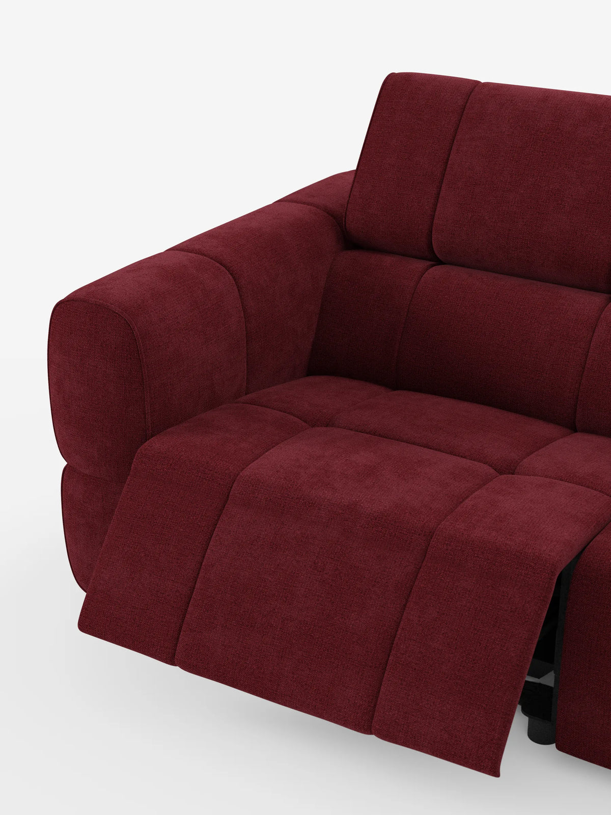 Un divano modulare Giotto a 4 posti di colore rosso intenso, con poggiatesta reclinabili e funzione relax elettrica opzionale, rivestito in tessuto smacchiabile T23, caratterizzato da una finitura in tessuto testurizzato, poggiapiedi rialzato e schienale reclinabile su sfondo bianco.