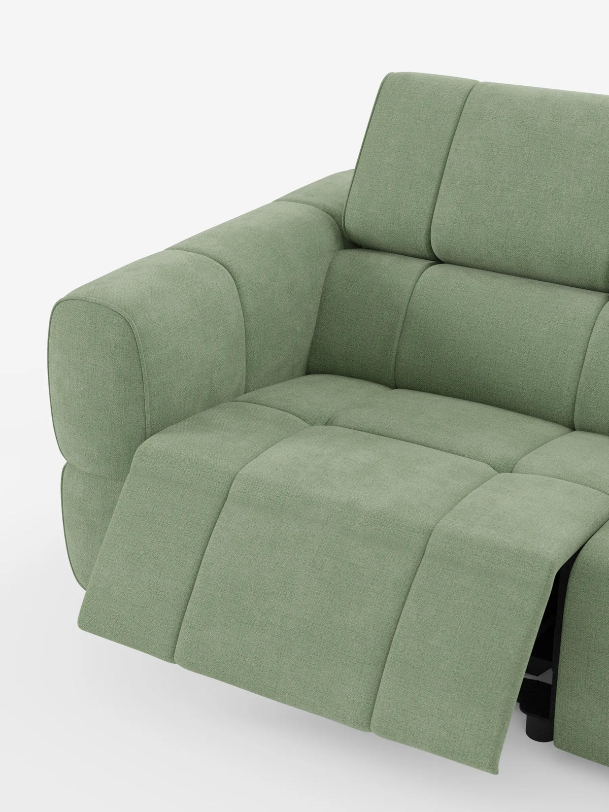 Un divano modulare Giotto verde salvia a 4 posti con poggiatesta reclinabili e funzione relax elettrica opzionale, rivestito in tessuto smacchiabile T23, raffigurato in posizione reclinata su uno sfondo bianco, caratterizzato da seduta trapuntata, poggiapiedi allungato e poggiatesta orizzontale.